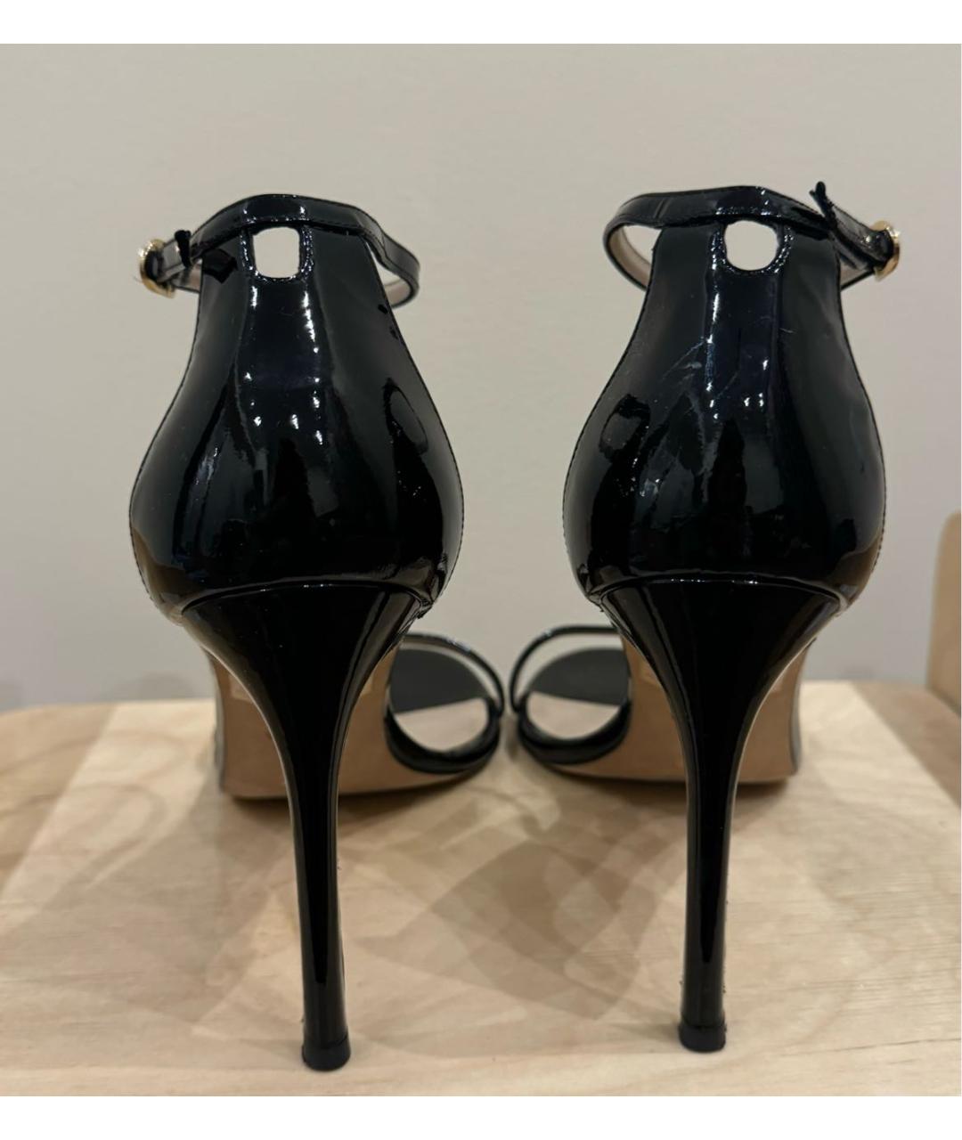 STUART WEITZMAN Черные босоножки из лакированной кожи, фото 4