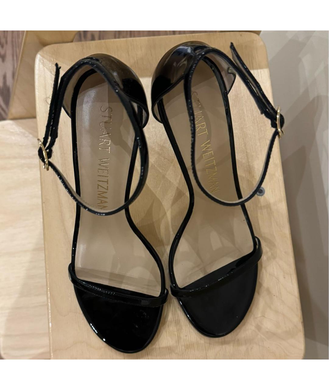STUART WEITZMAN Черные босоножки из лакированной кожи, фото 2