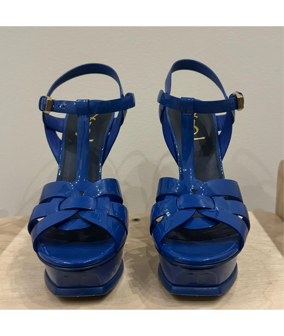 SAINT LAURENT Синие босоножки из лакированной кожи, фото 2