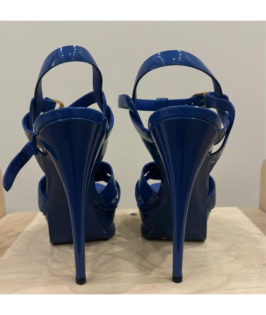 SAINT LAURENT Синие босоножки из лакированной кожи, фото 4