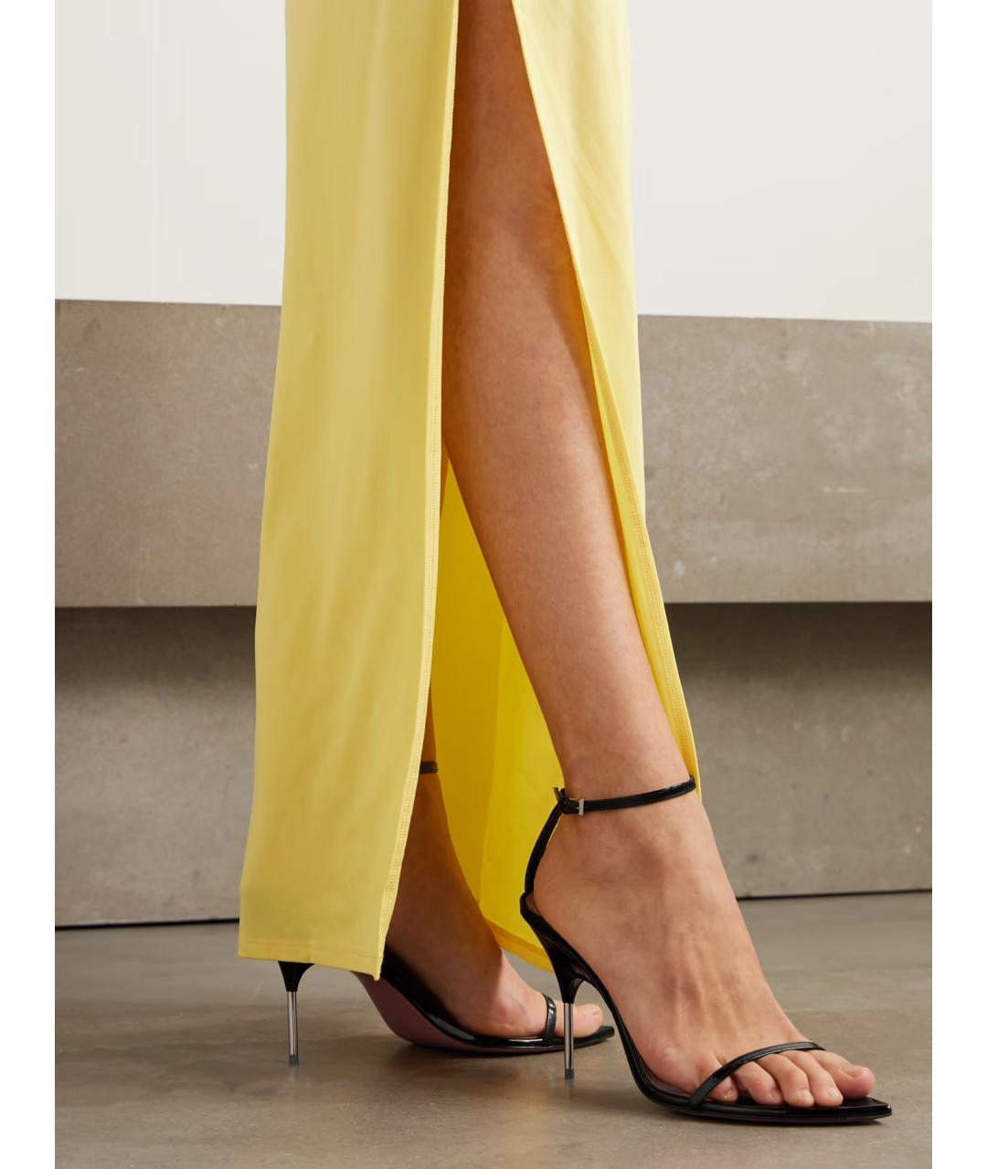 Amina Muaddi Черные босоножки из лакированной кожи, фото 2