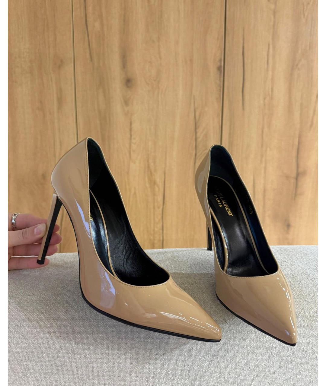 SAINT LAURENT Бежевые туфли из лакированной кожи, фото 3