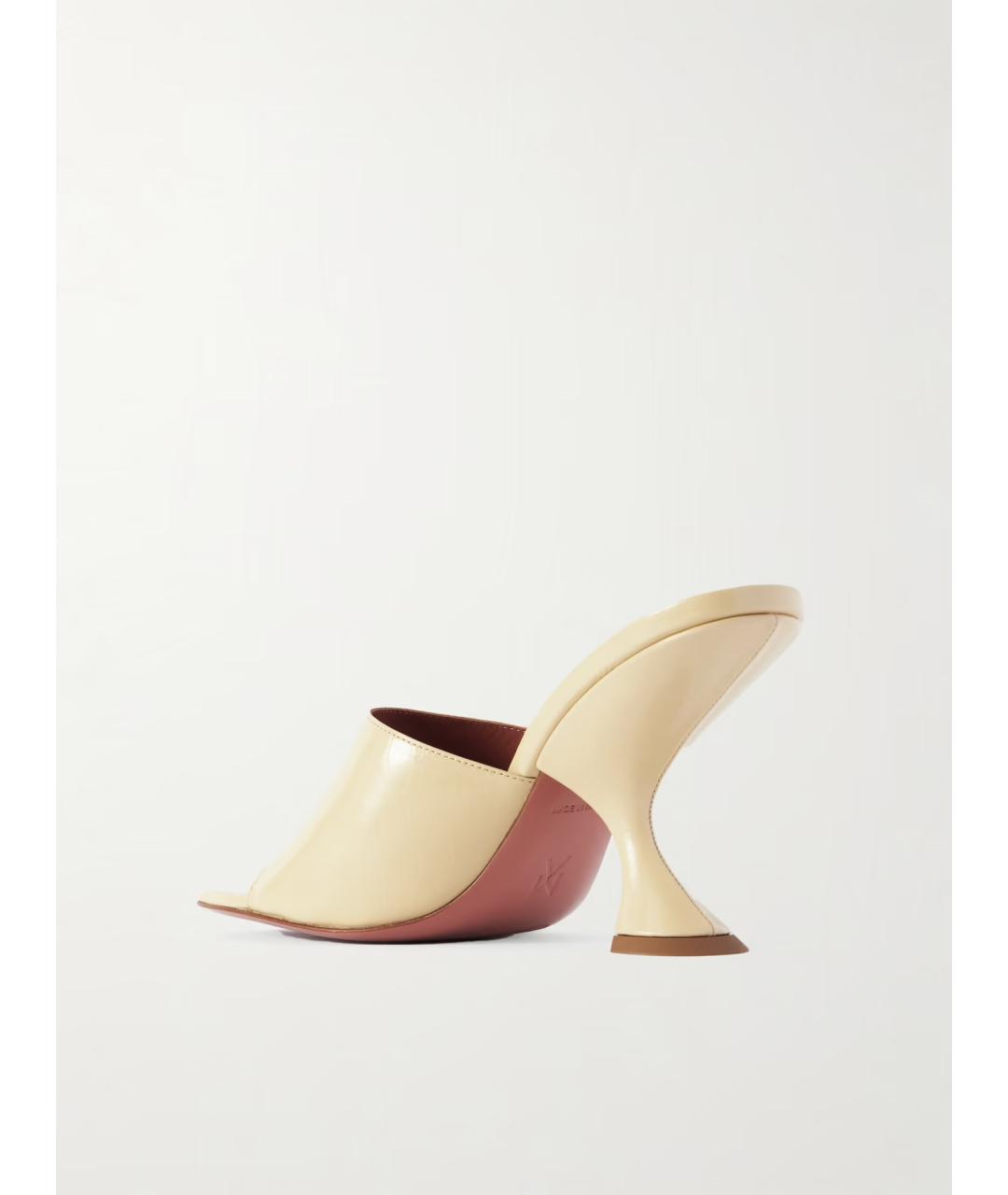 Amina Muaddi Бежевые мюли из лакированной кожи, фото 3