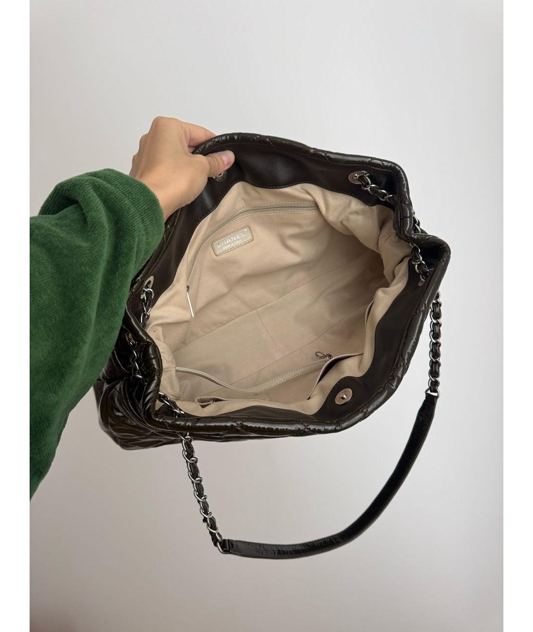 CHANEL Хаки сумка тоут из лакированной кожи, фото 7