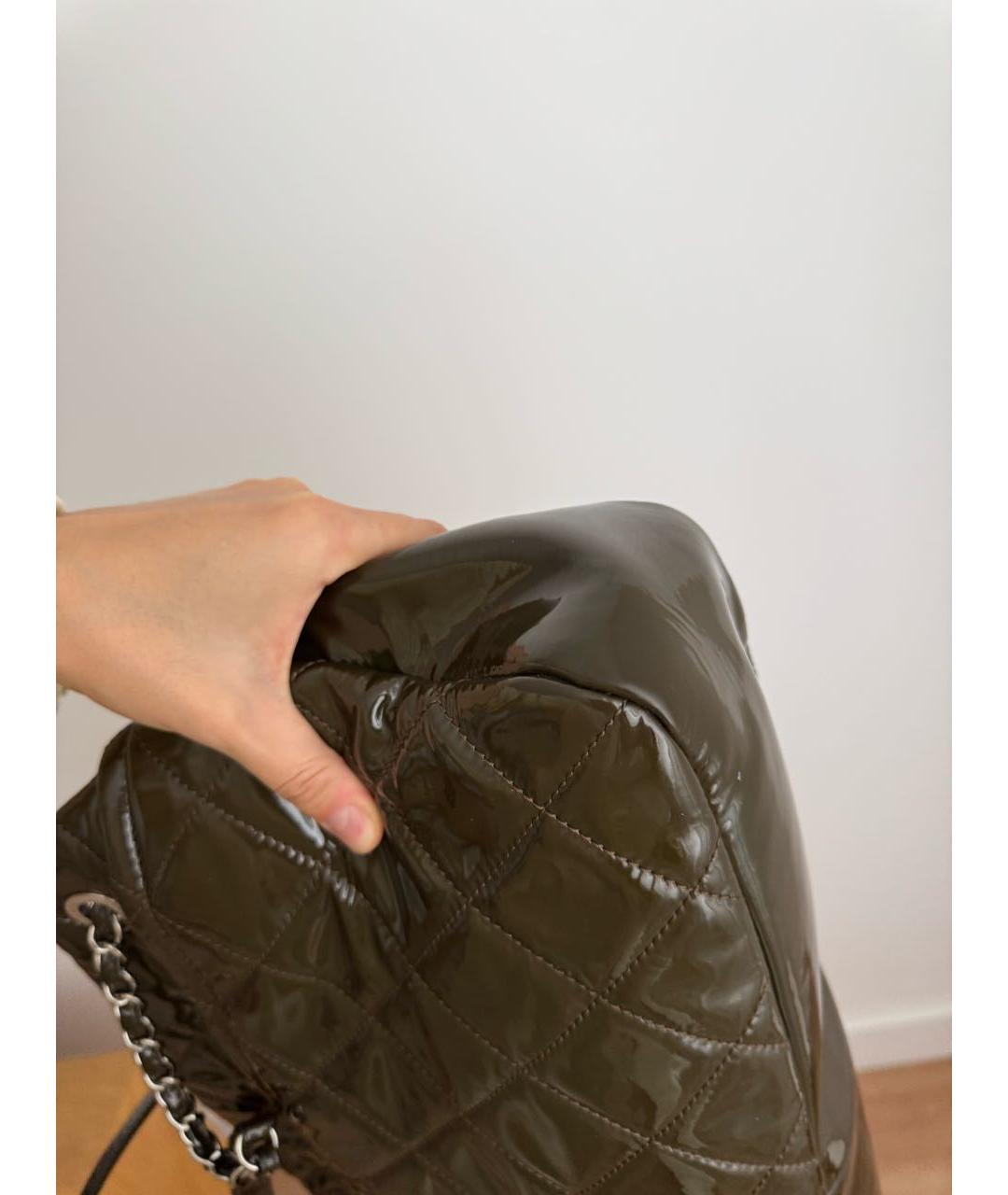 CHANEL Хаки сумка тоут из лакированной кожи, фото 6