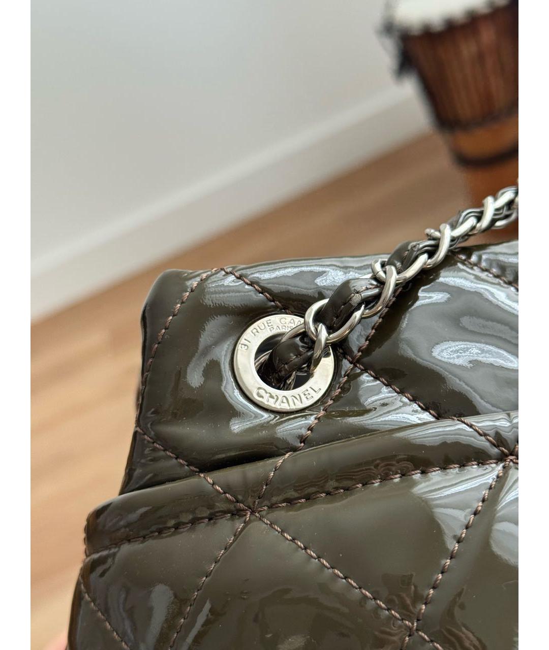 CHANEL Хаки сумка тоут из лакированной кожи, фото 5