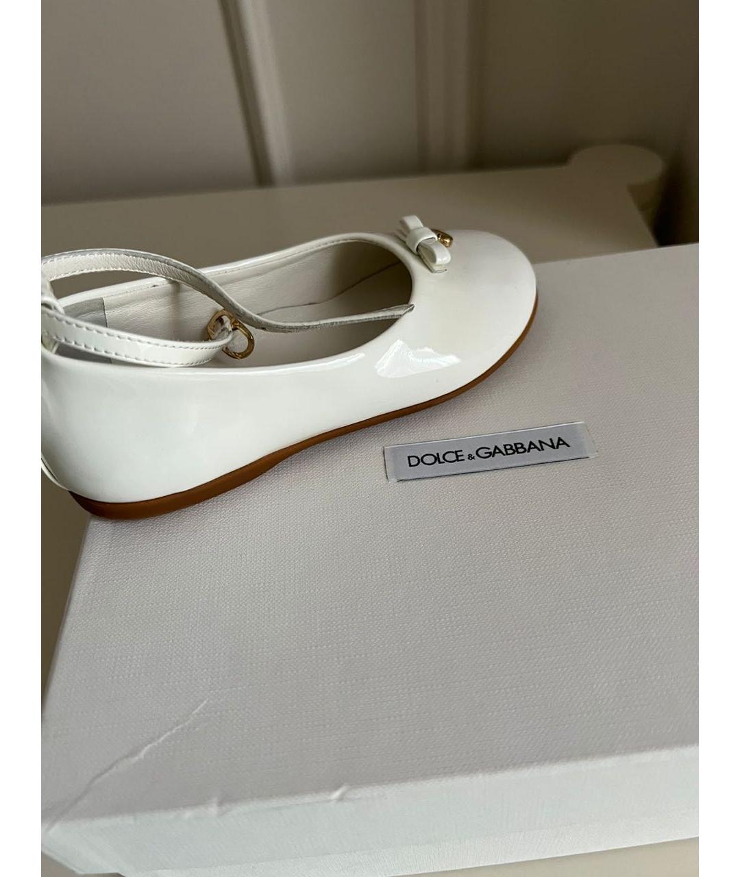 DOLCE & GABBANA KIDS Белые балетки и туфли из лакированной кожи, фото 4