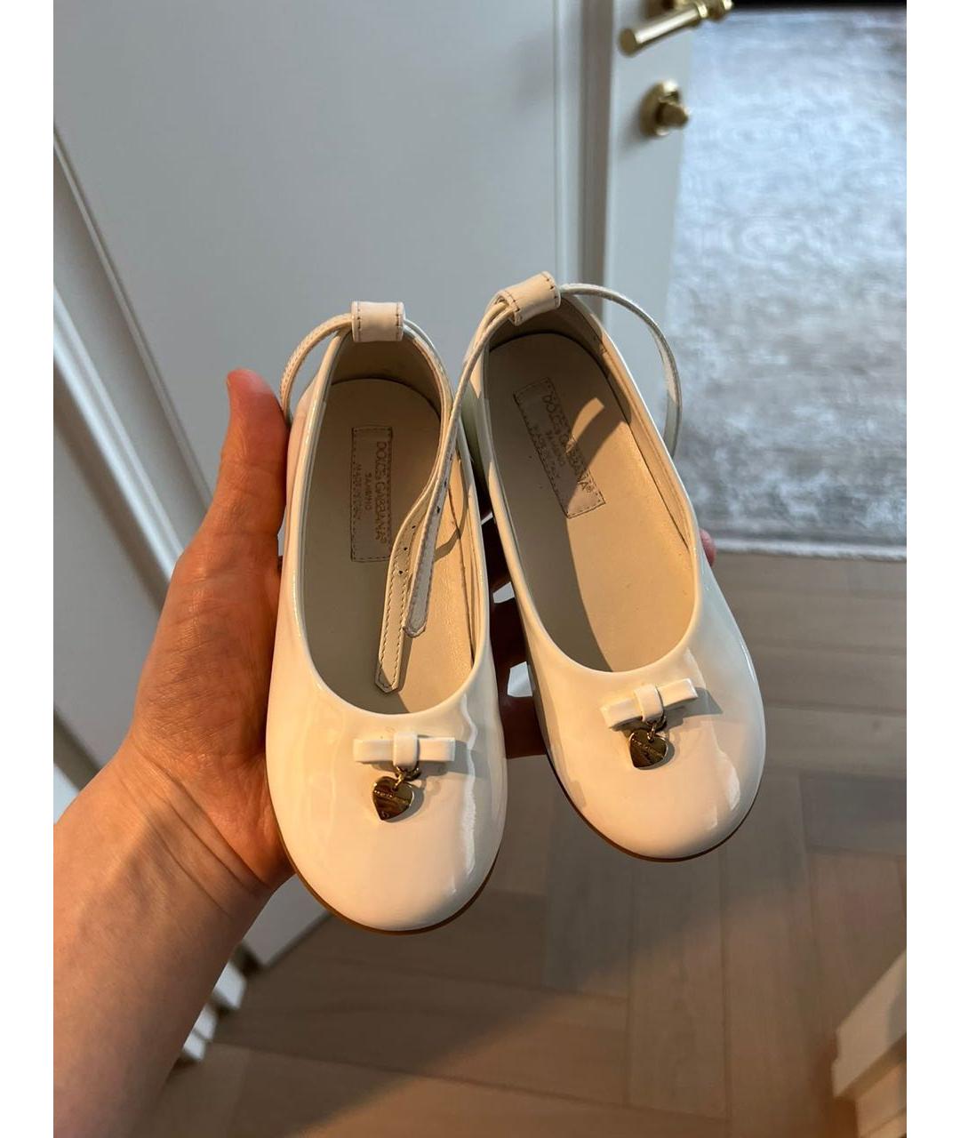 DOLCE & GABBANA KIDS Белые балетки и туфли из лакированной кожи, фото 2