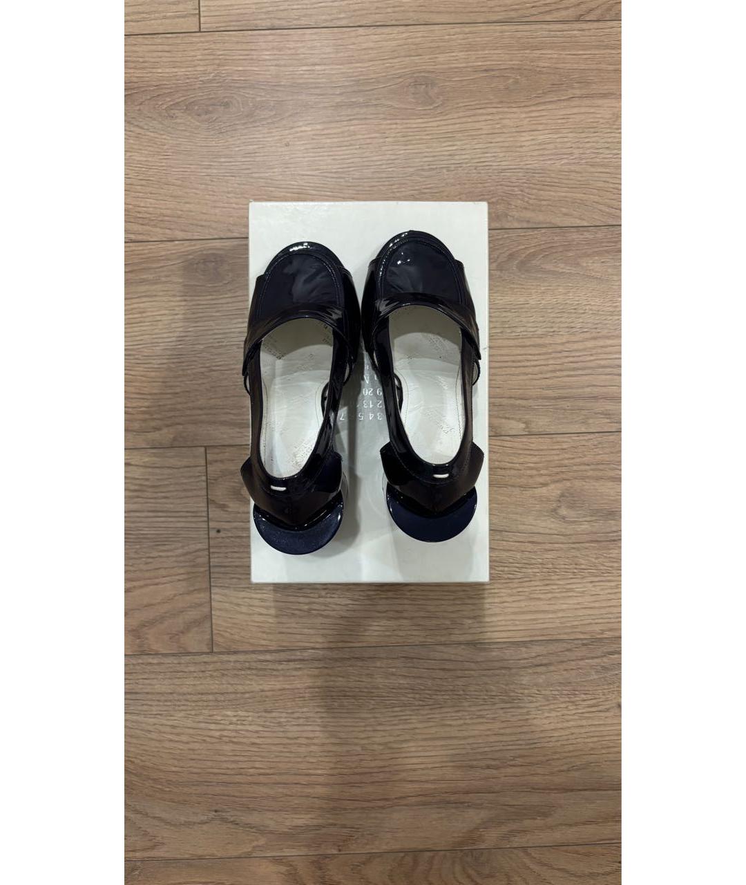 MAISON MARGIELA Темно-синие босоножки из лакированной кожи, фото 4