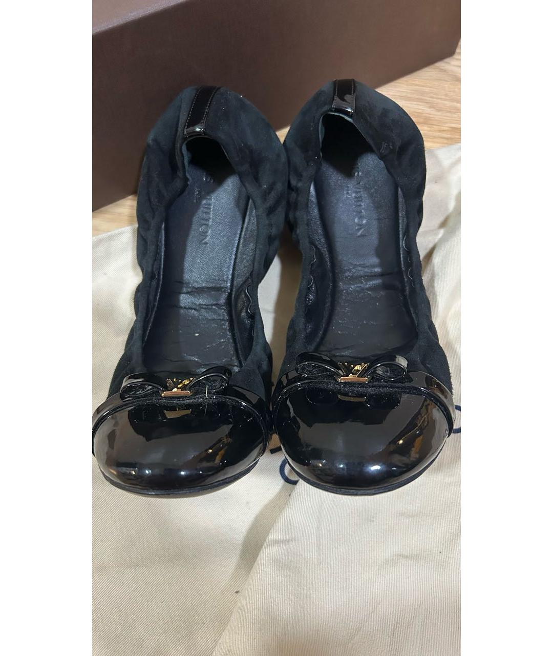 LOUIS VUITTON Черные замшевые балетки, фото 2