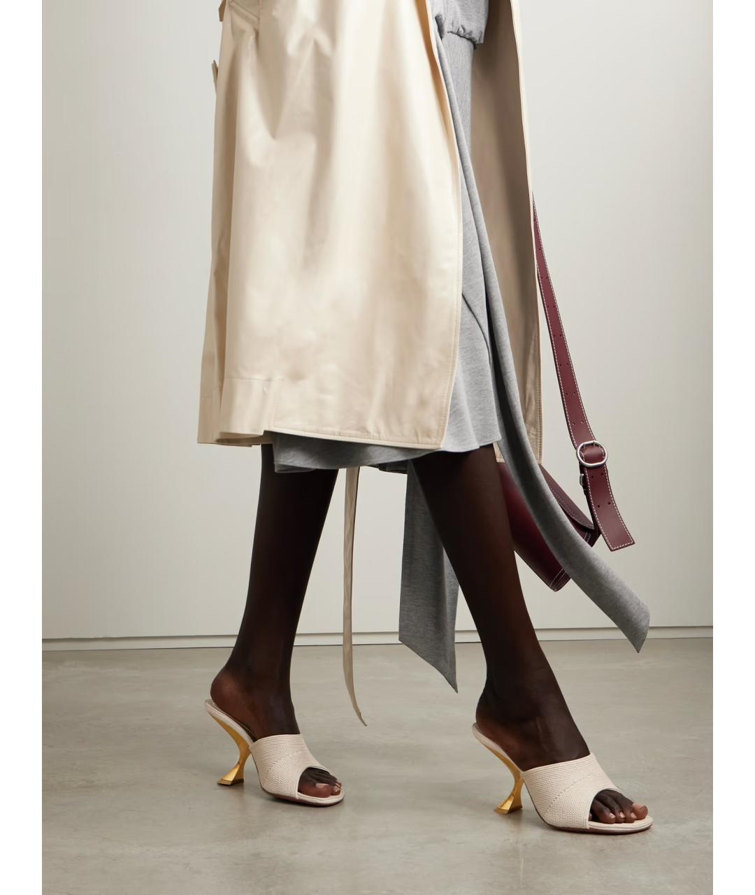 Amina Muaddi Бежевые текстильные мюли, фото 4