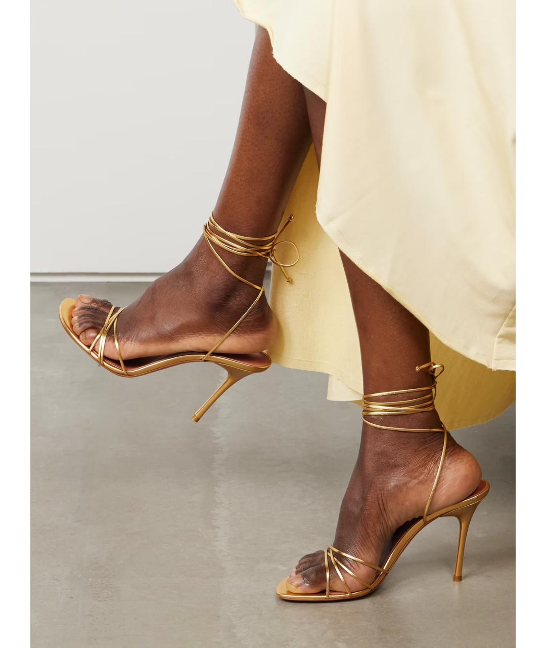 Amina Muaddi Золотые кожаные босоножки, фото 2