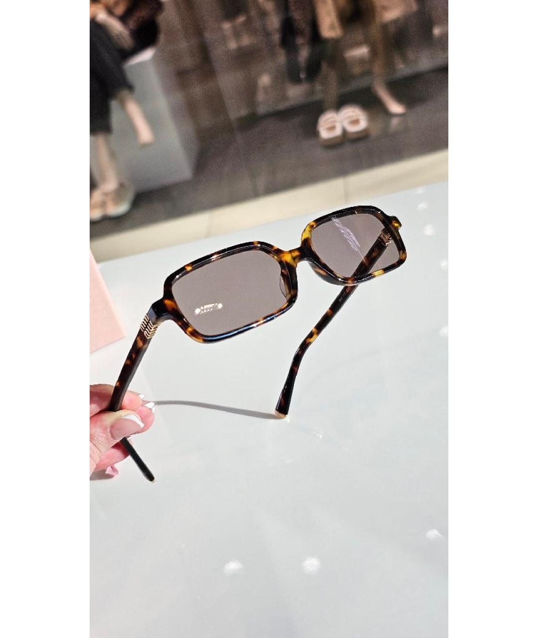 MIU MIU Коричневые пластиковые солнцезащитные очки, фото 3