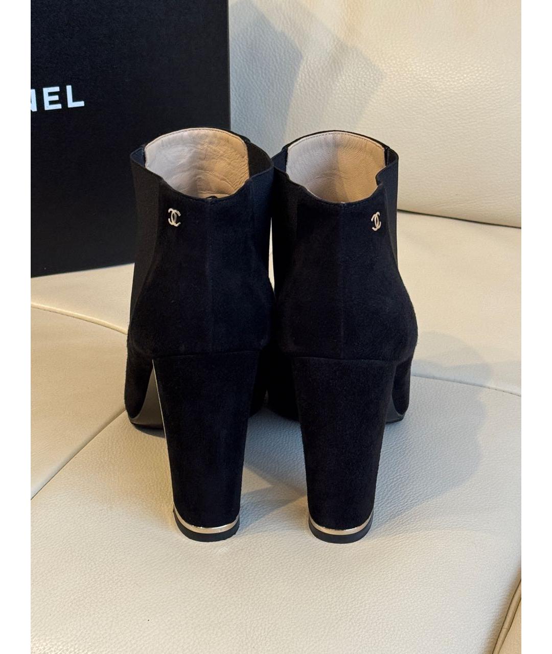 CHANEL Черные замшевые ботильоны, фото 4