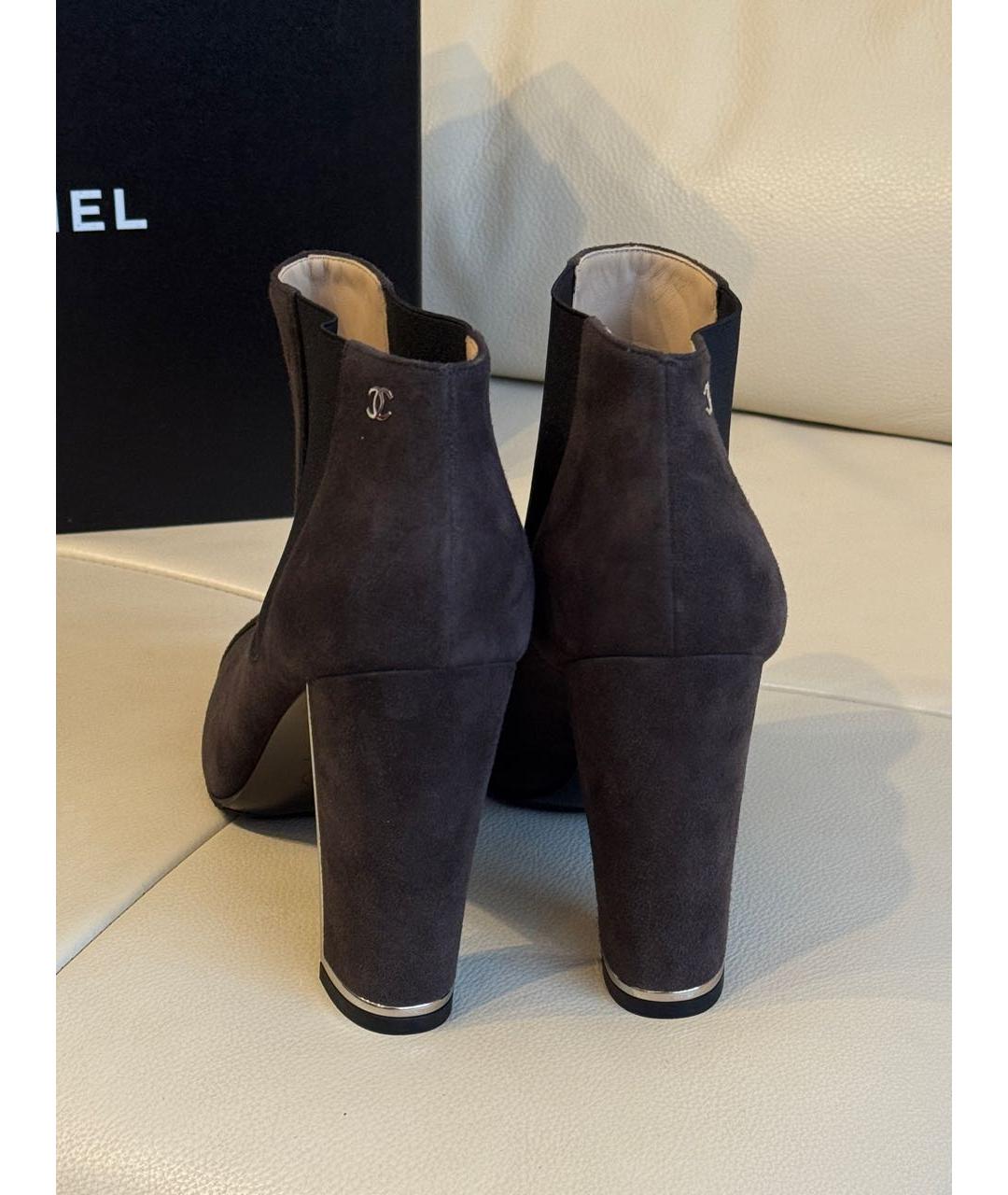 CHANEL Коричневые замшевые ботильоны, фото 4