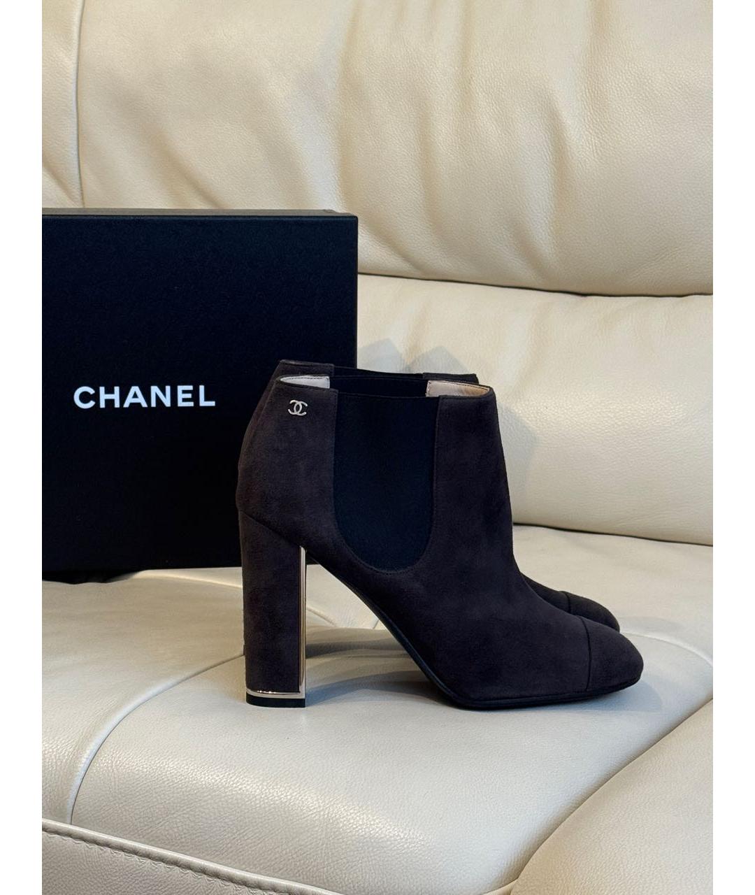 CHANEL Коричневые замшевые ботильоны, фото 9