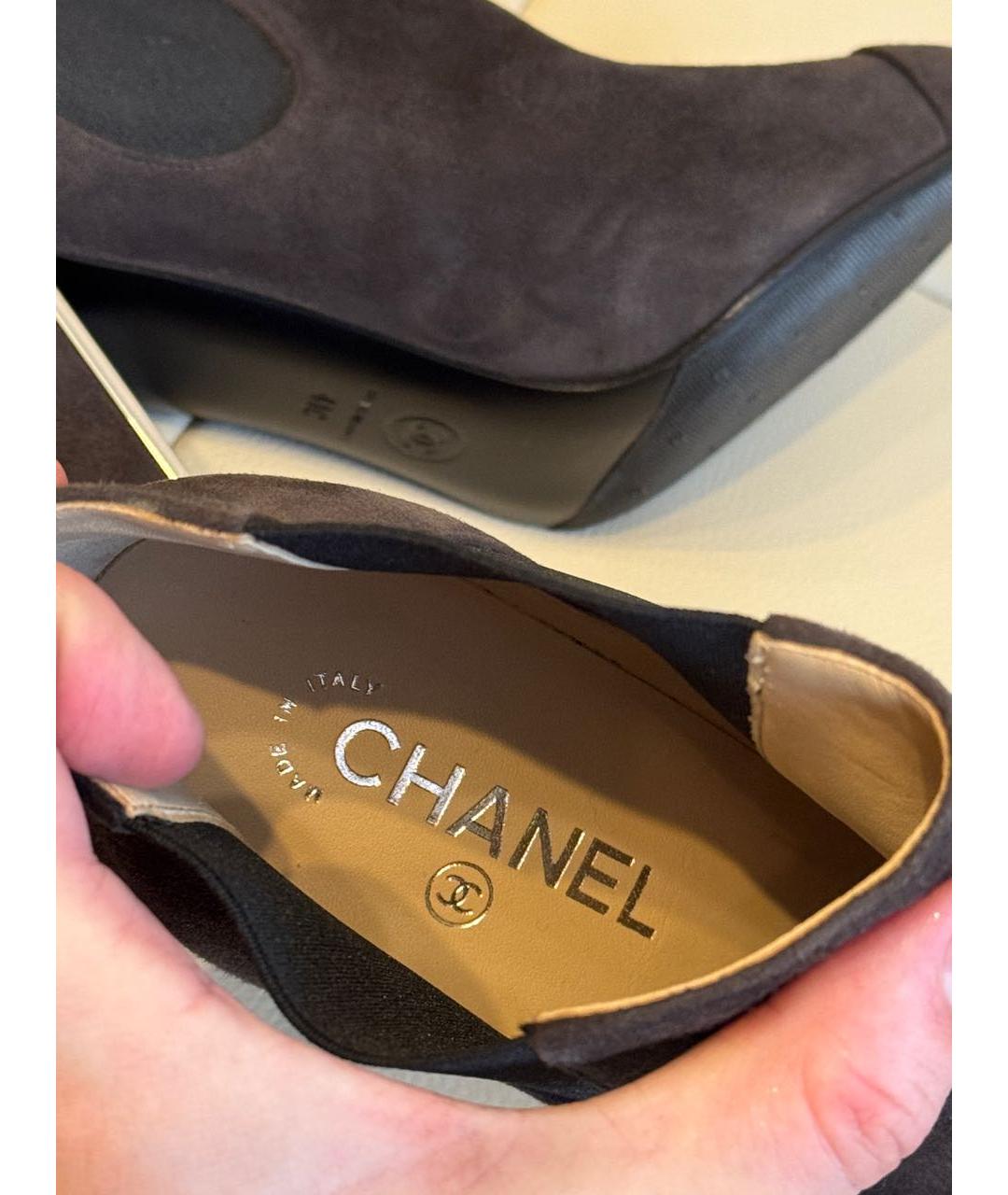 CHANEL Коричневые замшевые ботильоны, фото 8