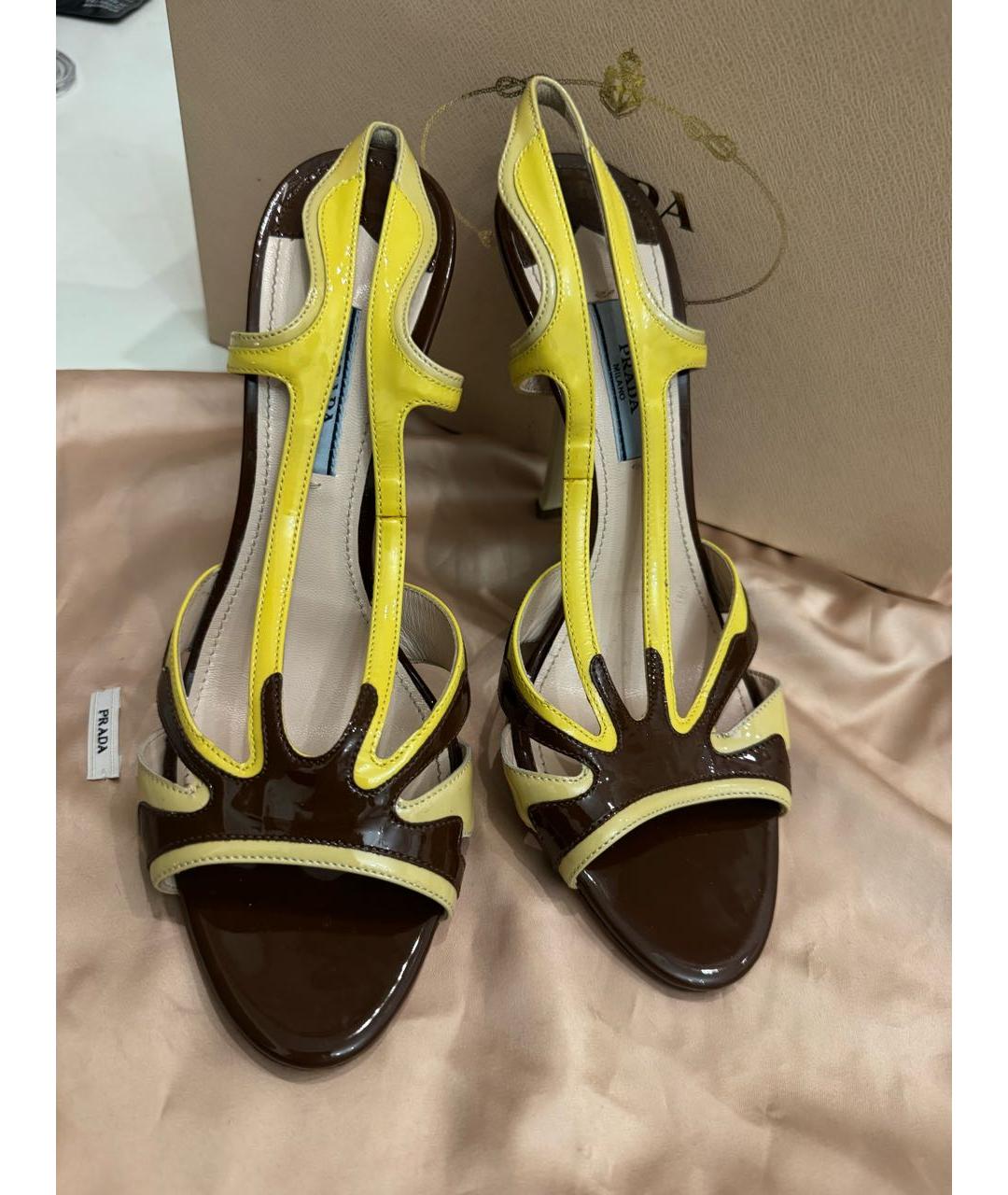 PRADA Коричневые босоножки из лакированной кожи, фото 2