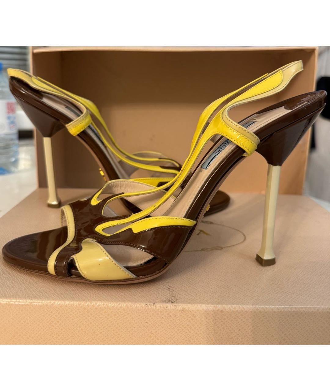 PRADA Коричневые босоножки из лакированной кожи, фото 5