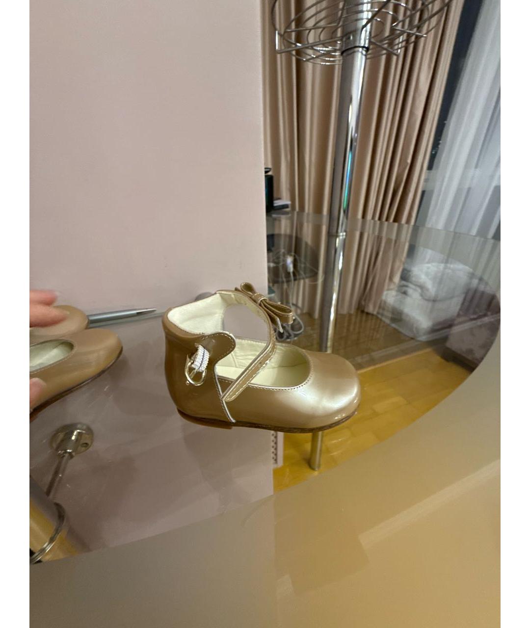 BONPOINT Бежевые балетки и туфли из лакированной кожи, фото 5