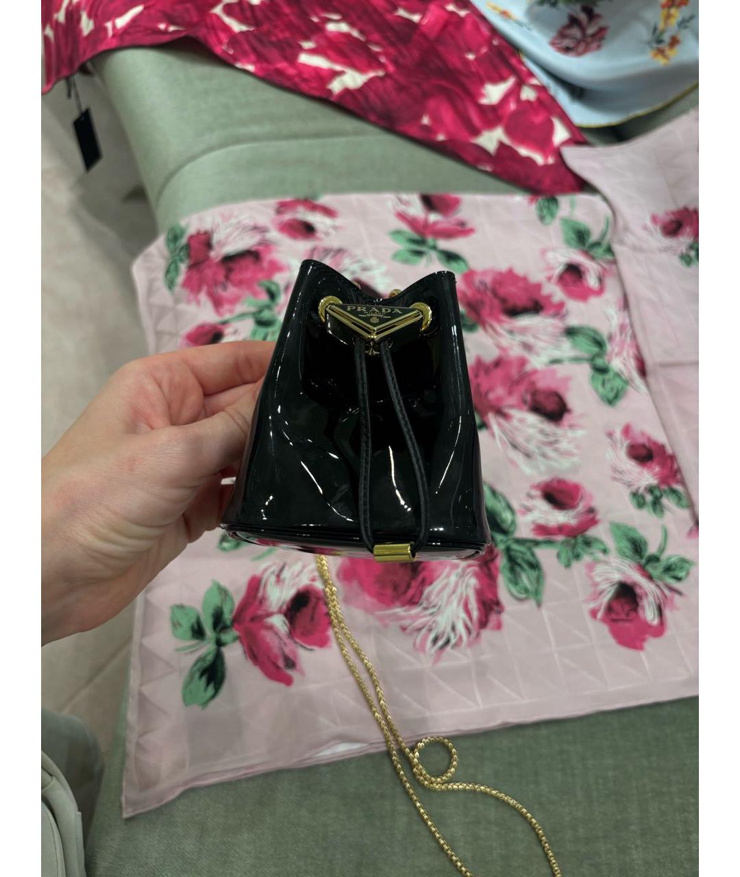 PRADA Черная сумка через плечо из лакированной кожи, фото 2