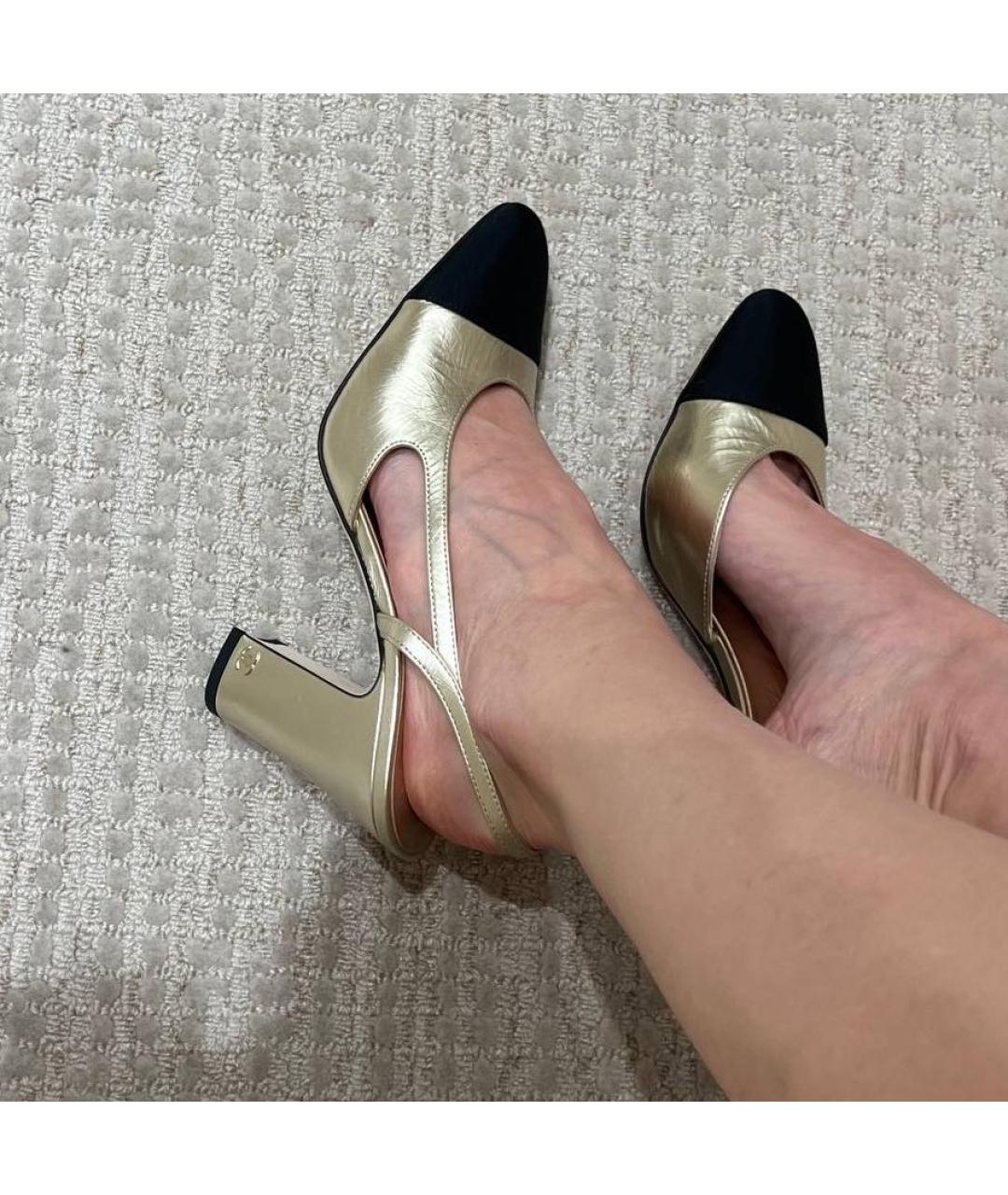 CHANEL Золотые кожаные туфли, фото 4
