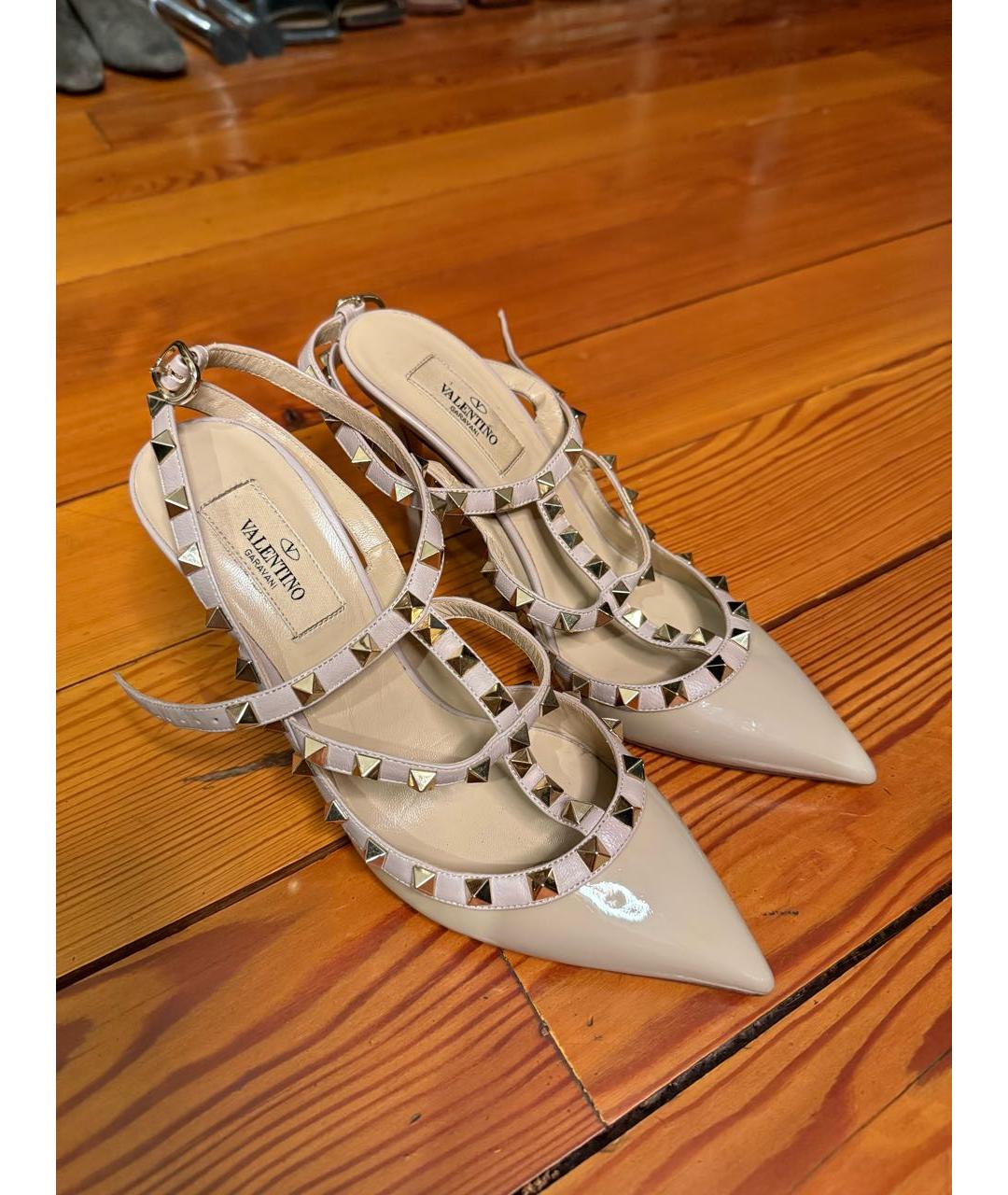 VALENTINO Бежевые туфли из лакированной кожи, фото 2