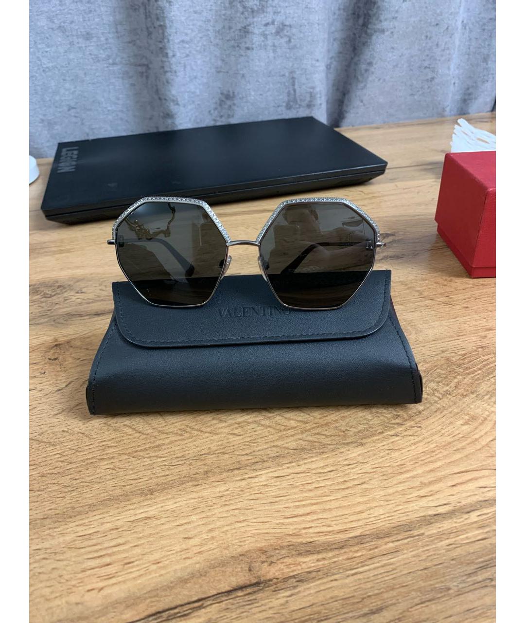 VALENTINO Антрацитовые металлические солнцезащитные очки, фото 5