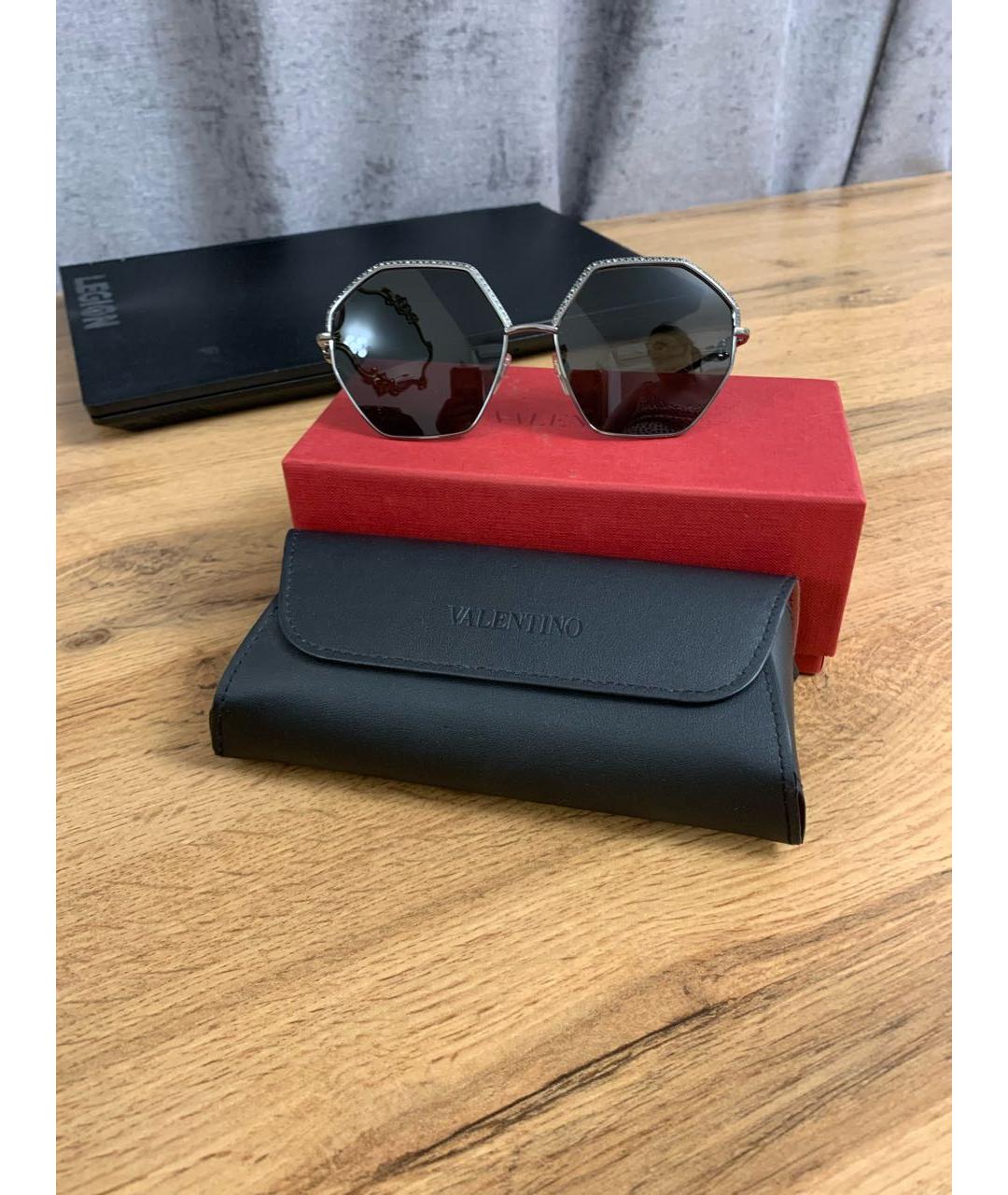 VALENTINO Антрацитовые металлические солнцезащитные очки, фото 6