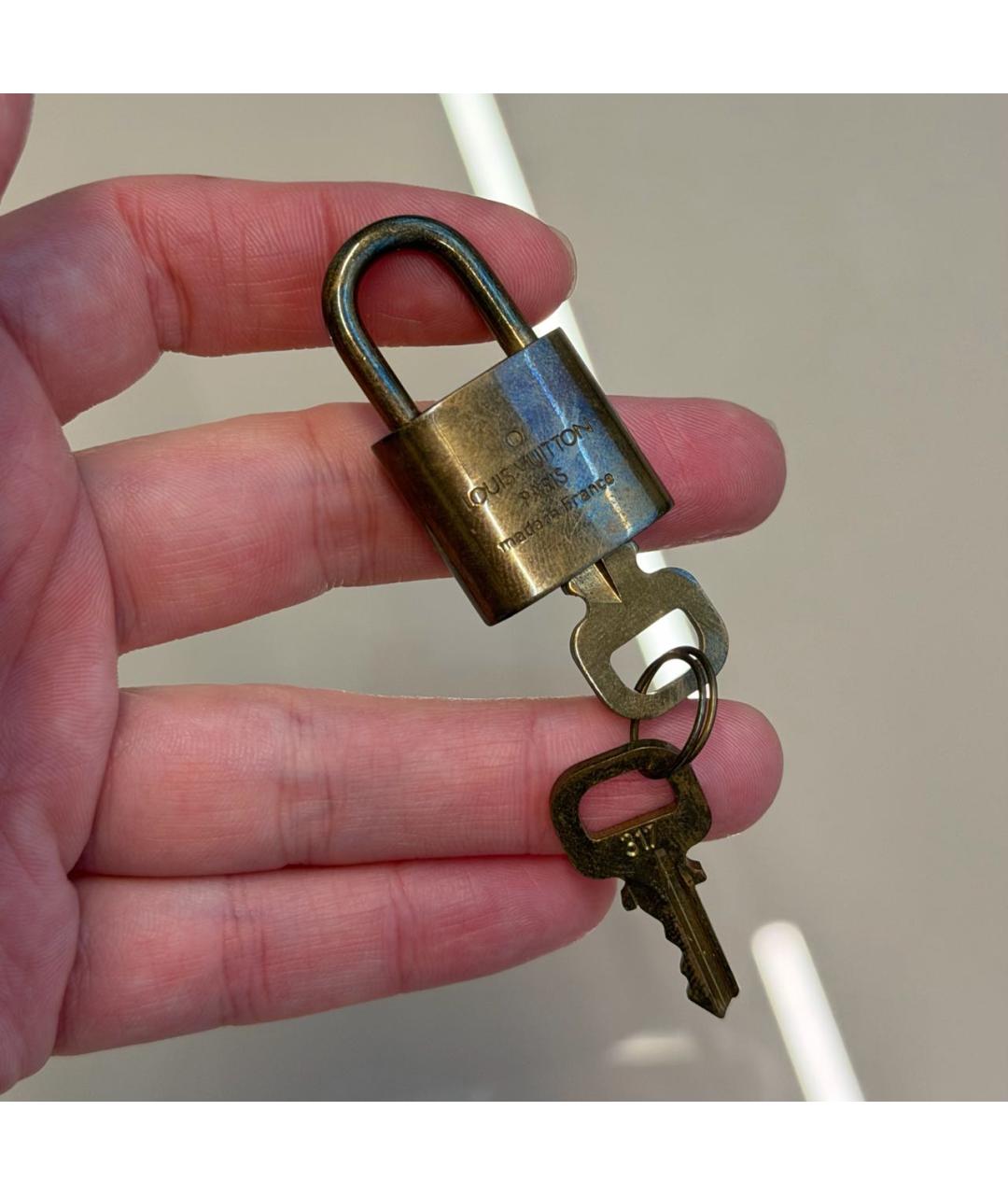 LOUIS VUITTON Золотой брелок, фото 2