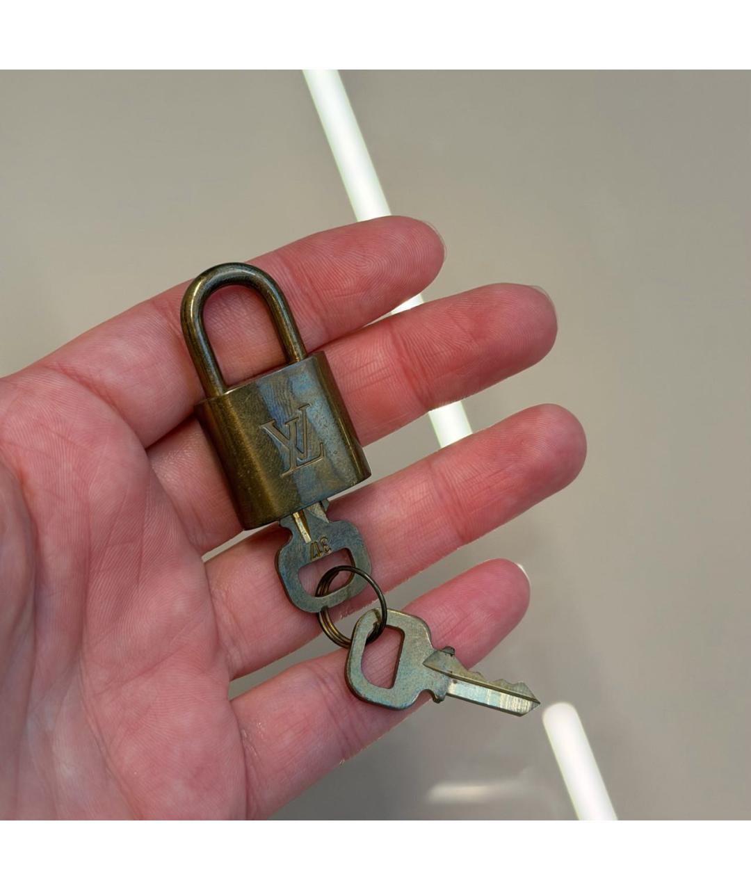 LOUIS VUITTON Золотой брелок, фото 4