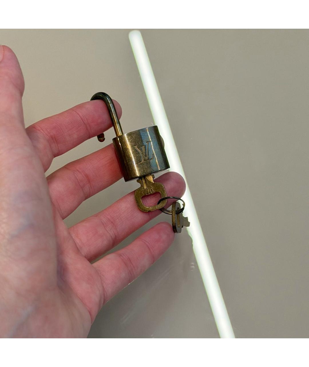 LOUIS VUITTON Золотой брелок, фото 6