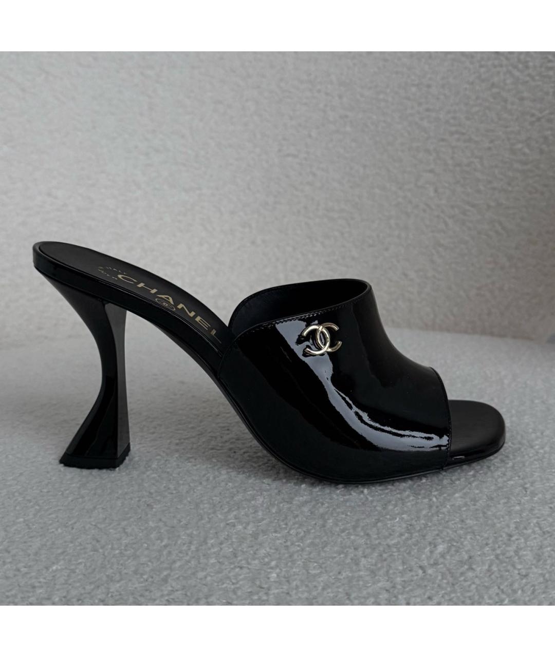 CHANEL Черные мюли из лакированной кожи, фото 6