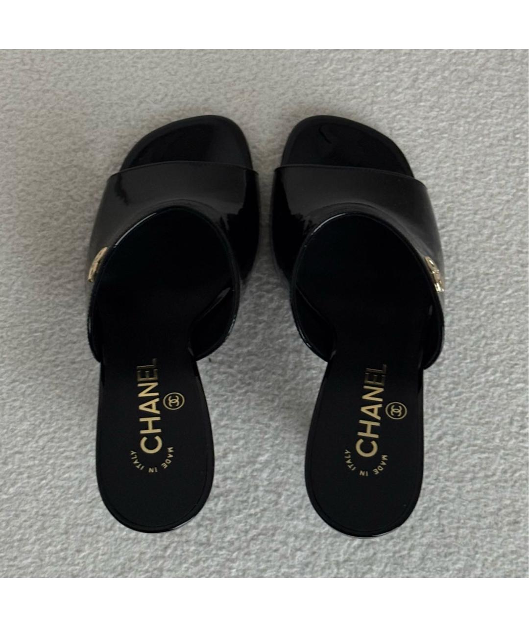 CHANEL Черные мюли из лакированной кожи, фото 3
