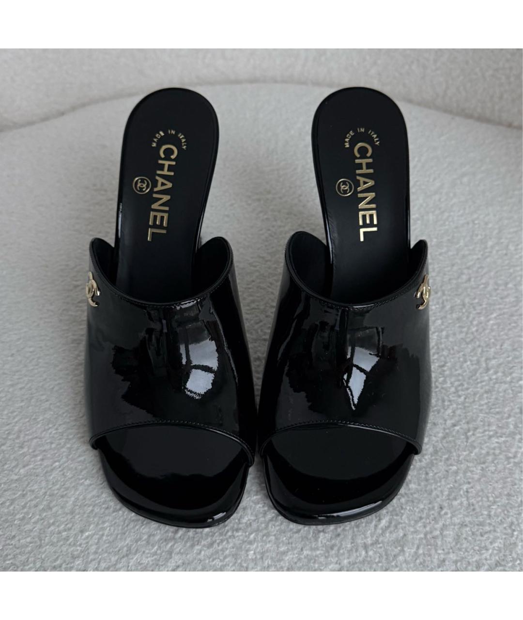 CHANEL Черные мюли из лакированной кожи, фото 2