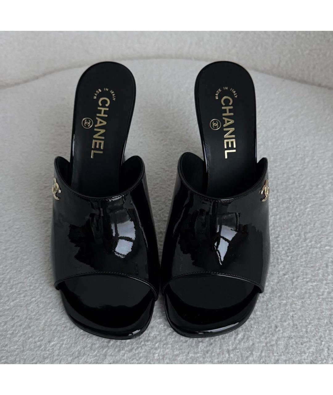CHANEL Черные мюли из лакированной кожи, фото 2