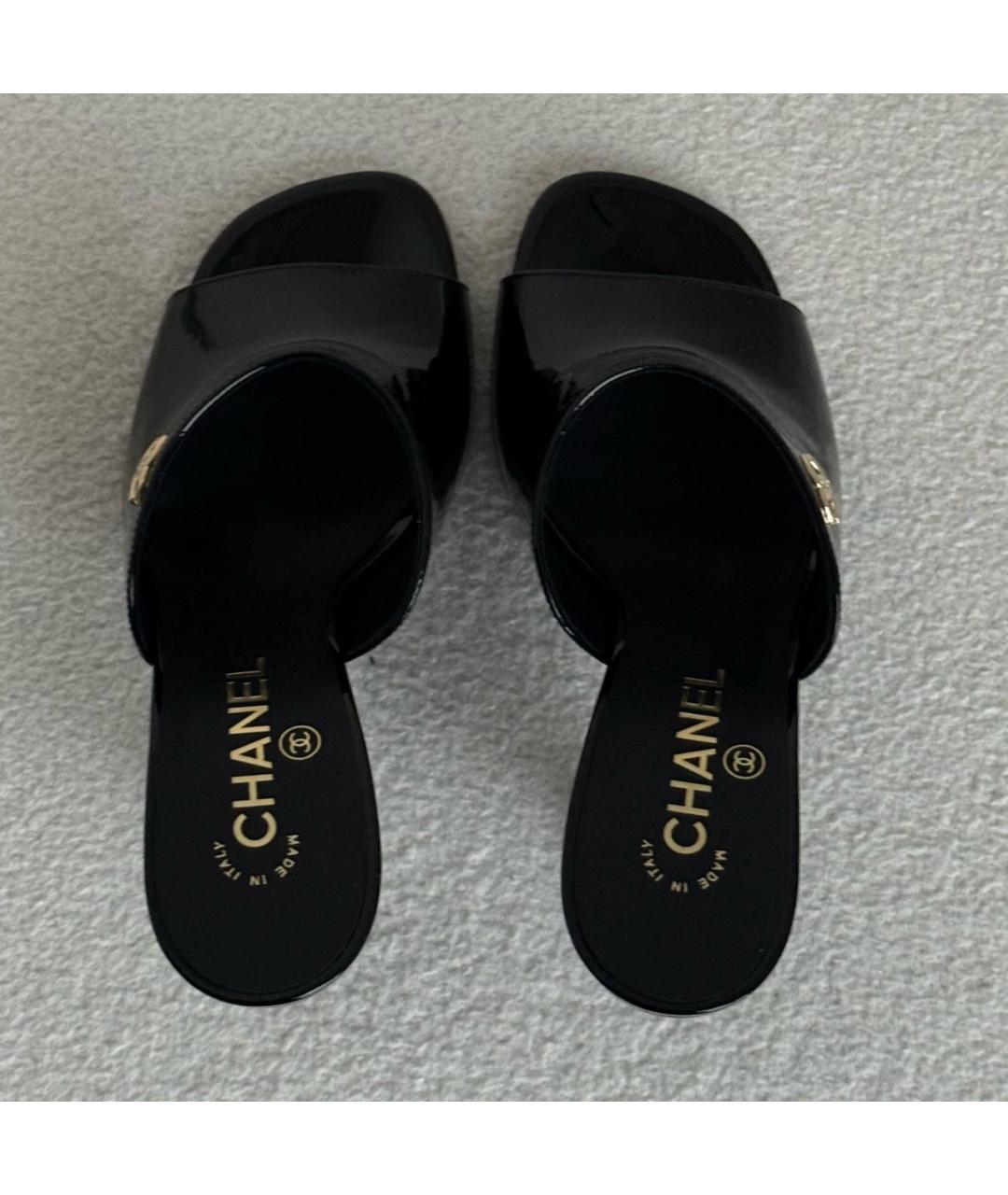 CHANEL Черные мюли из лакированной кожи, фото 3