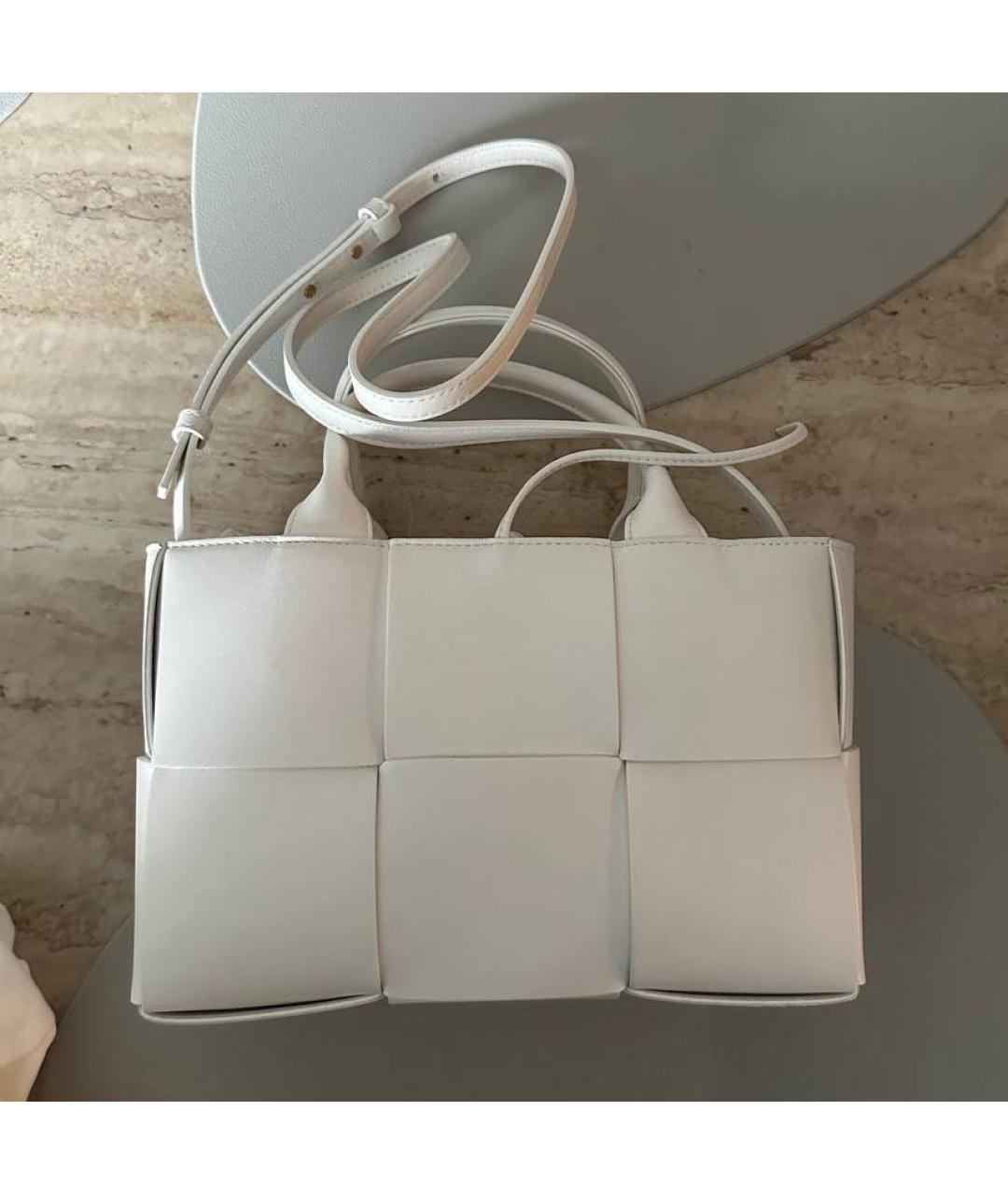 BOTTEGA VENETA Белая кожаная сумка с короткими ручками, фото 2