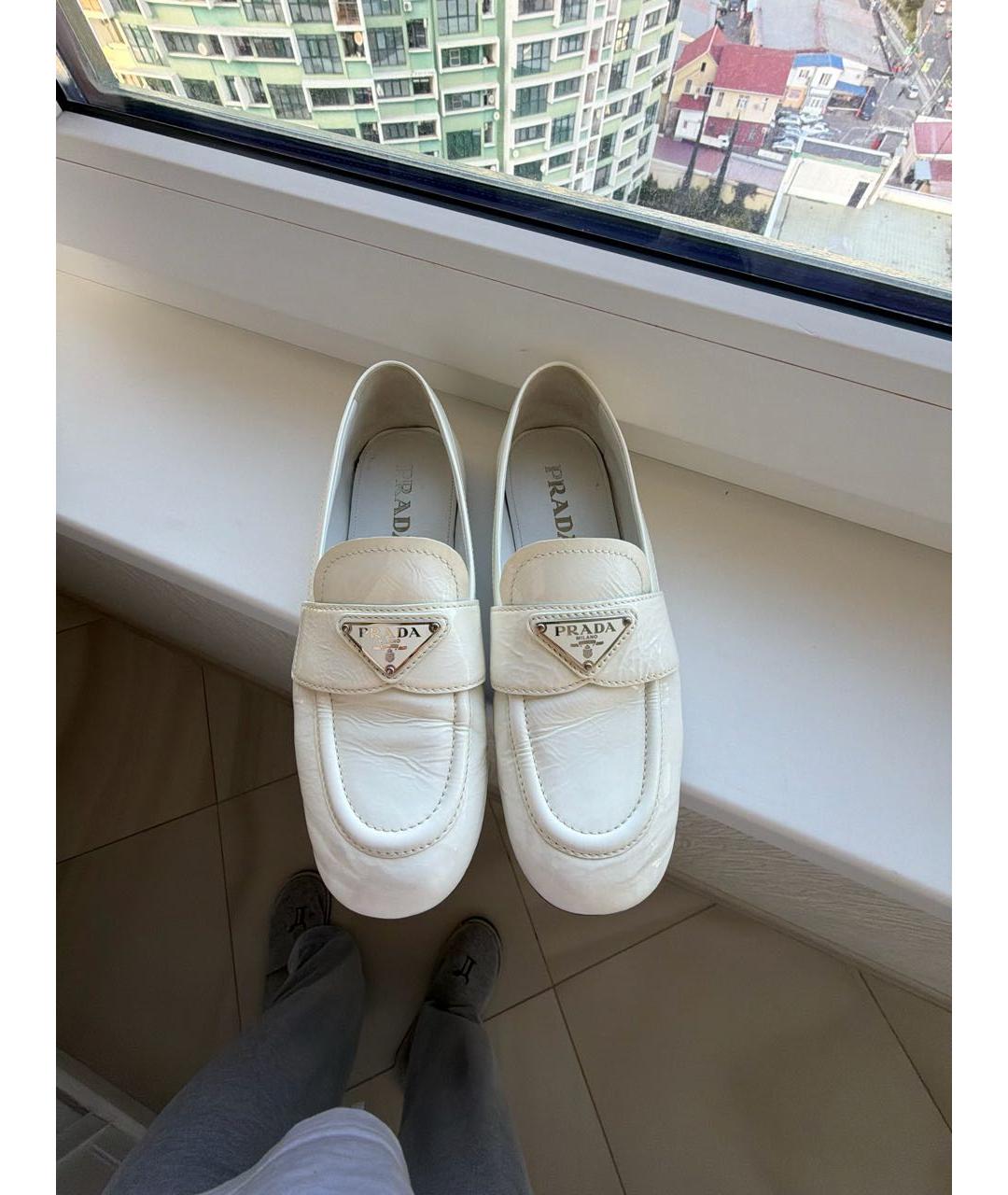 PRADA Белые балетки из лакированной кожи, фото 2