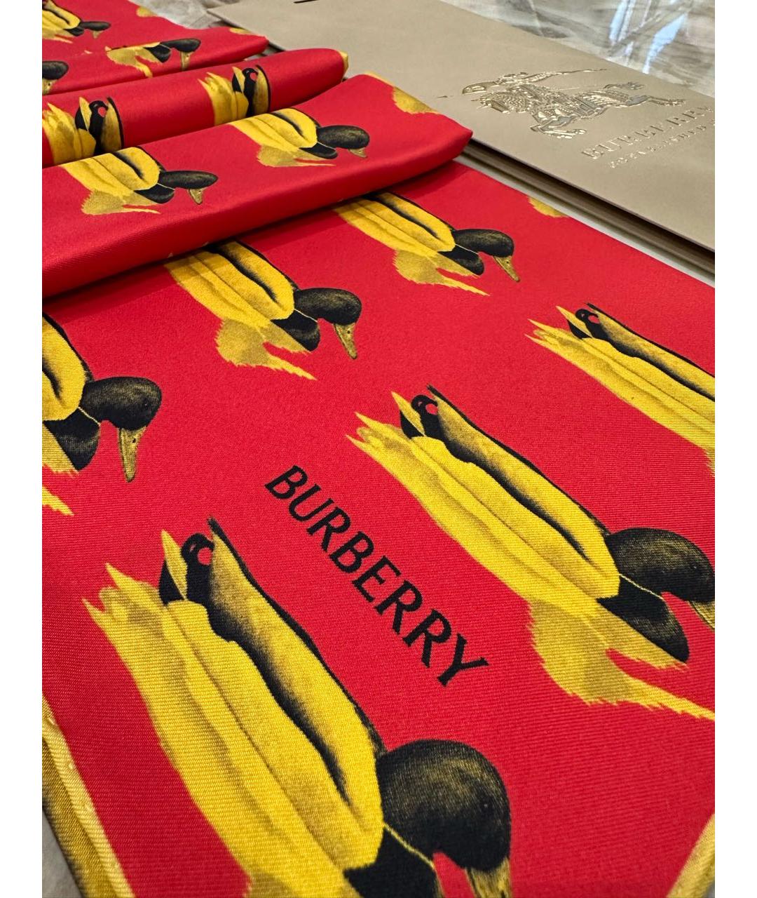 BURBERRY Красный шелковый платок, фото 3