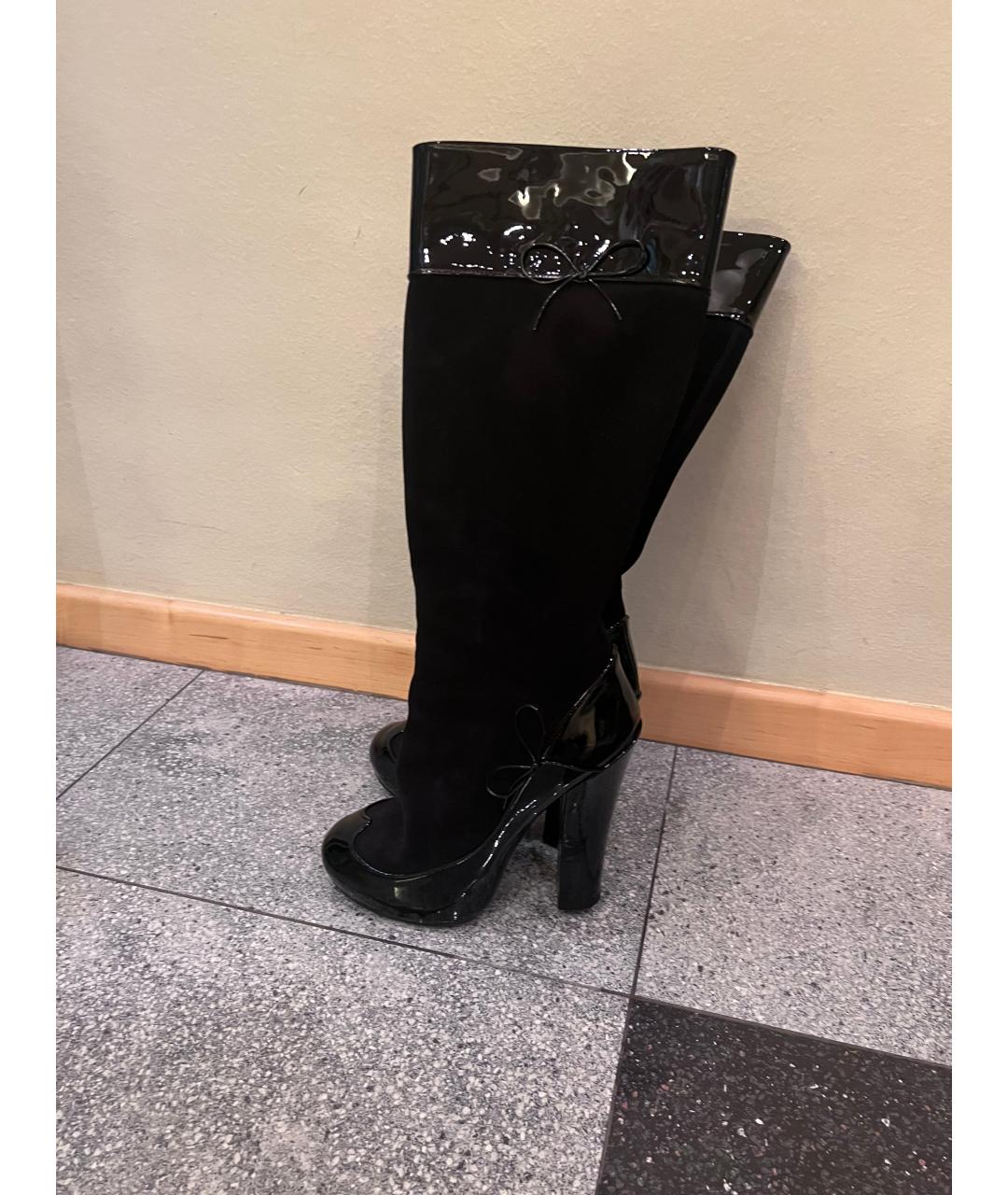 LOUIS VUITTON Черные замшевые сапоги, фото 3