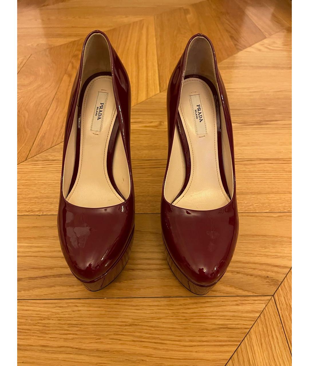 PRADA Бордовые туфли из лакированной кожи, фото 2