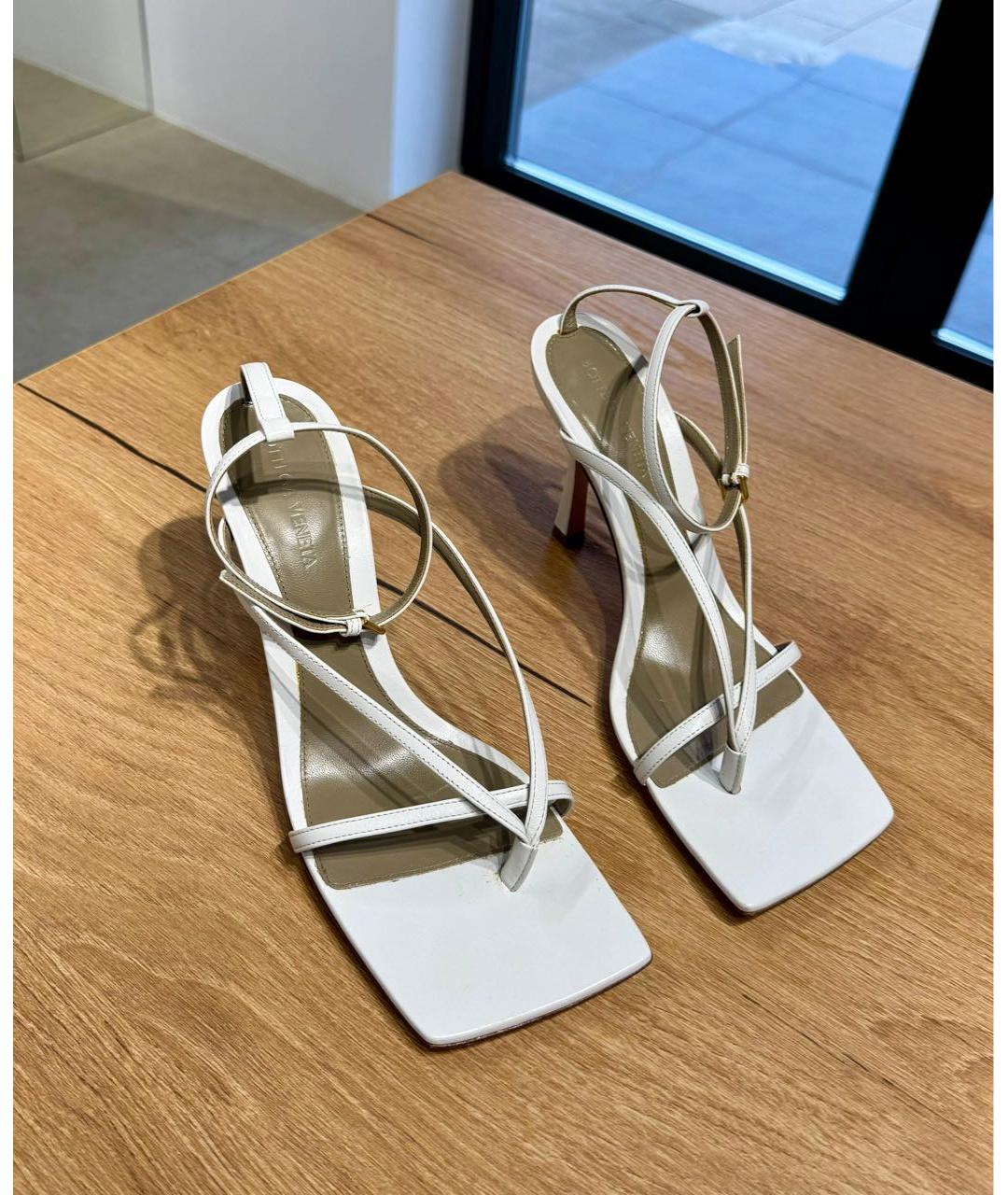 BOTTEGA VENETA Белые кожаные босоножки, фото 2