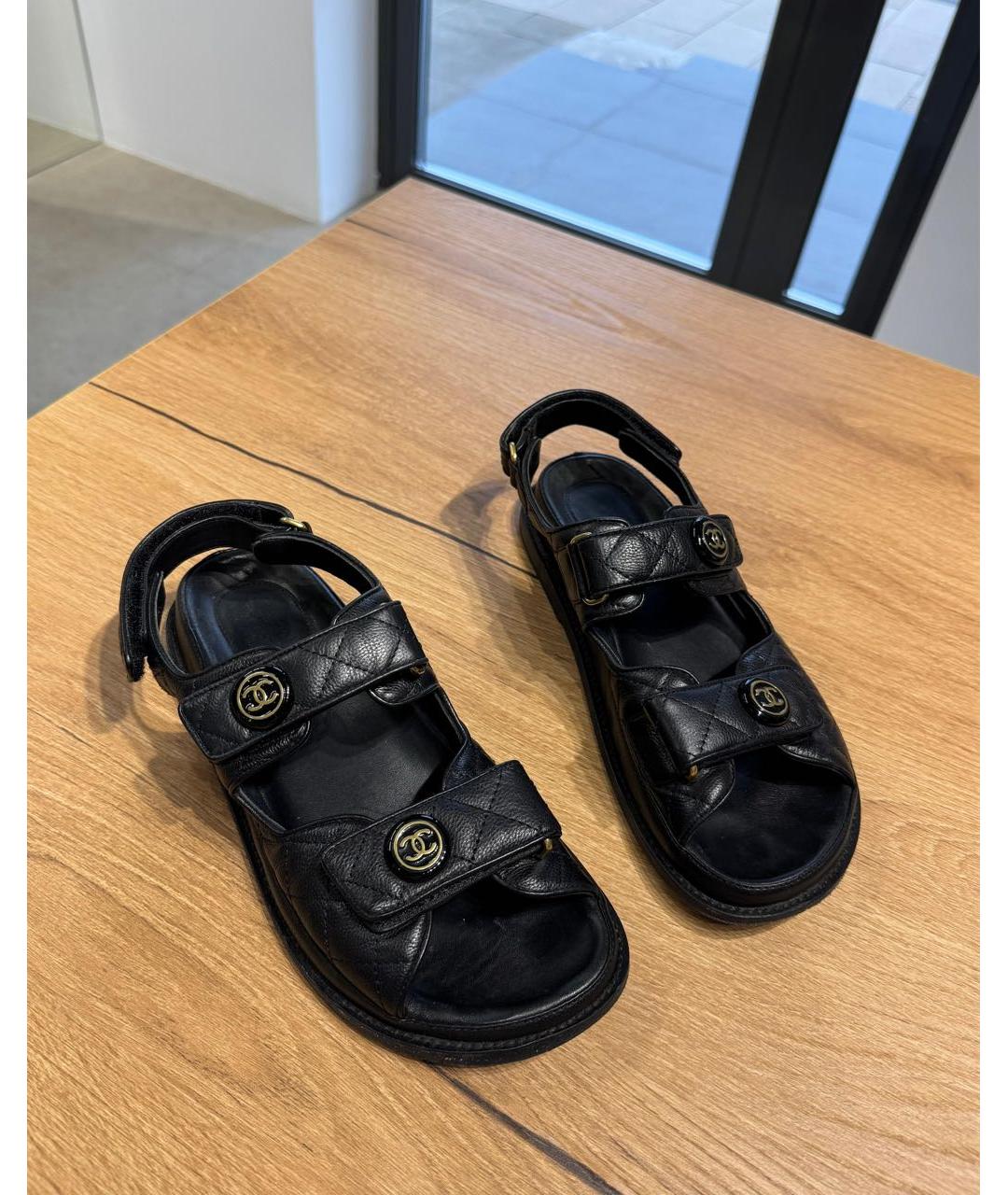 CHANEL Черные кожаные сандалии, фото 2