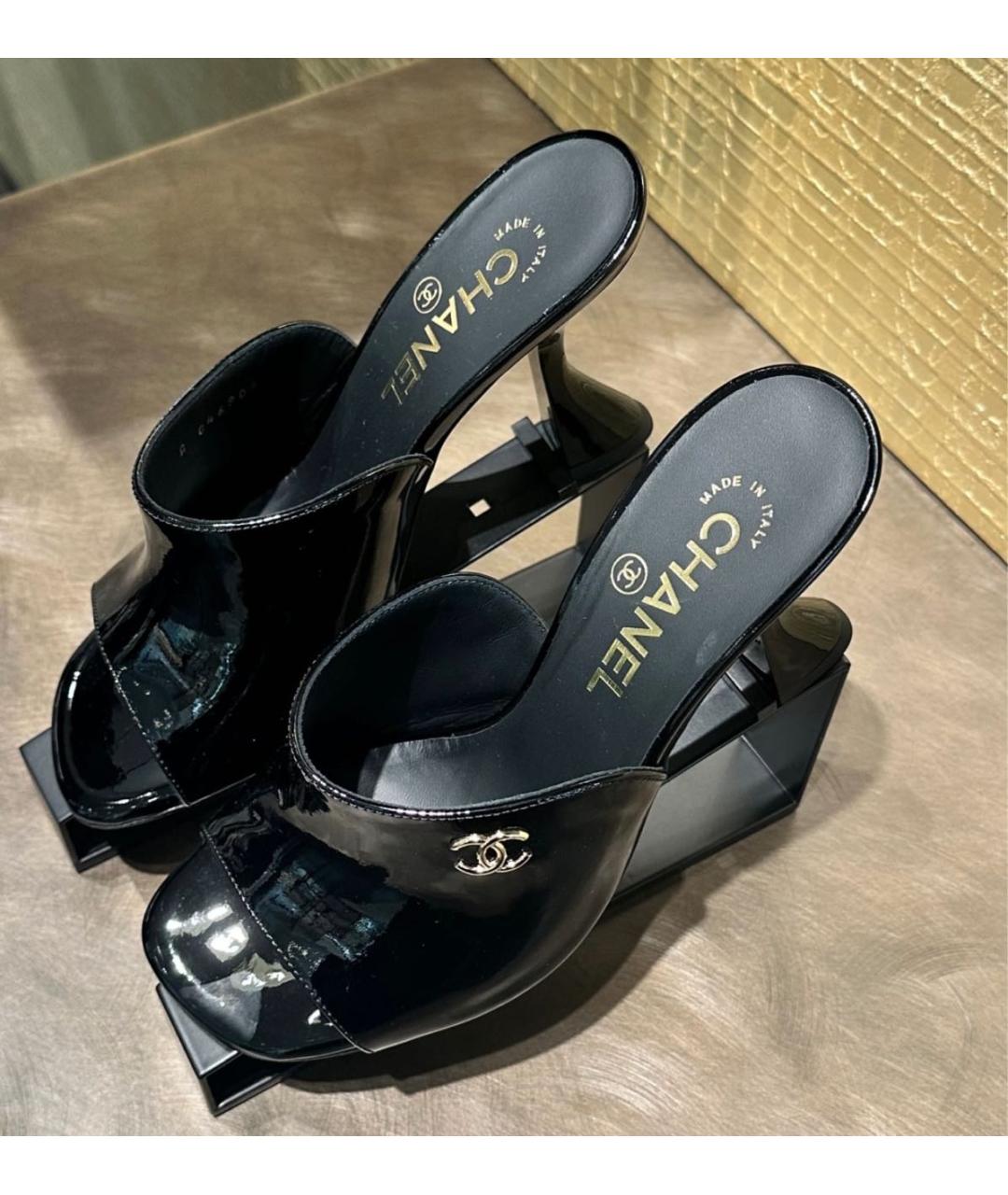 CHANEL Черные мюли из лакированной кожи, фото 2