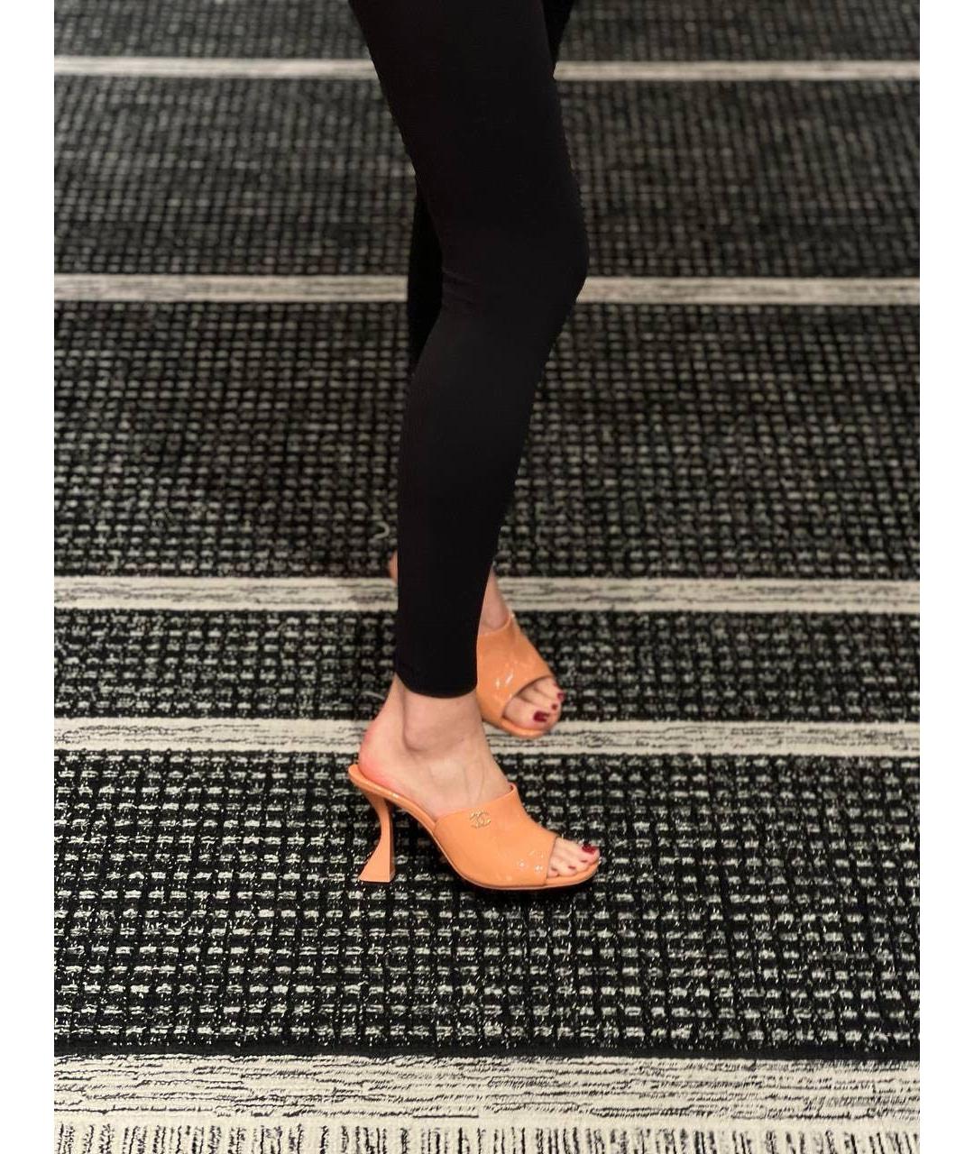 CHANEL Коралловые мюли из лакированной кожи, фото 4
