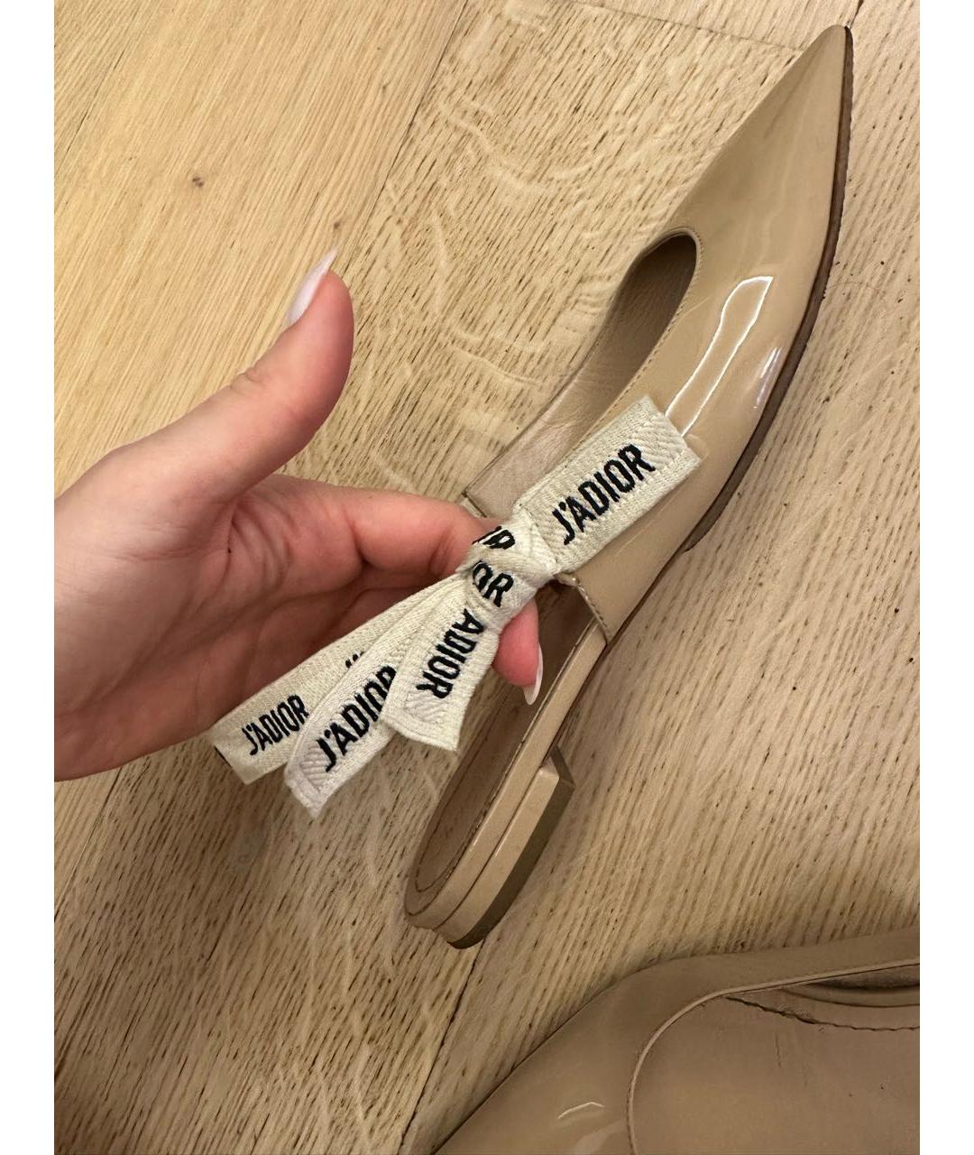 CHRISTIAN DIOR Бежевые балетки из лакированной кожи, фото 5