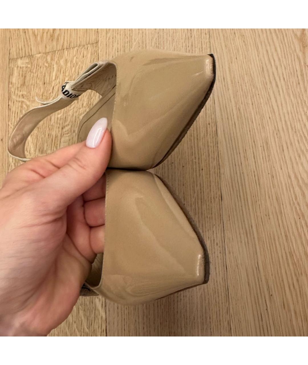 CHRISTIAN DIOR Бежевые балетки из лакированной кожи, фото 4