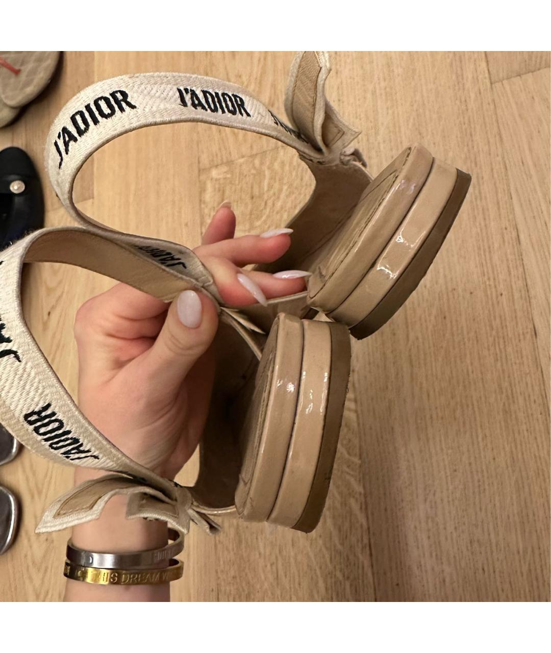 CHRISTIAN DIOR Бежевые балетки из лакированной кожи, фото 6