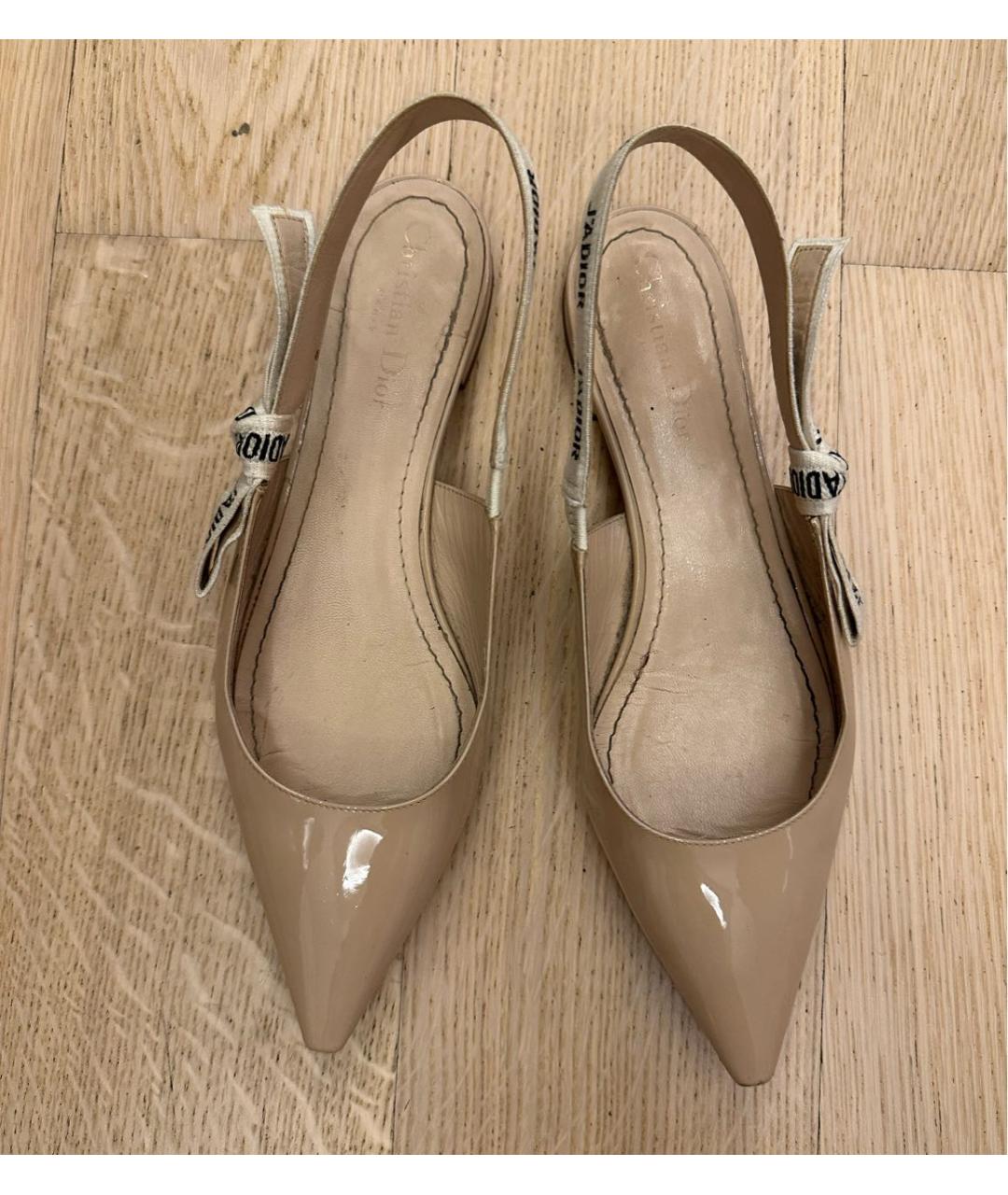 CHRISTIAN DIOR Бежевые балетки из лакированной кожи, фото 2